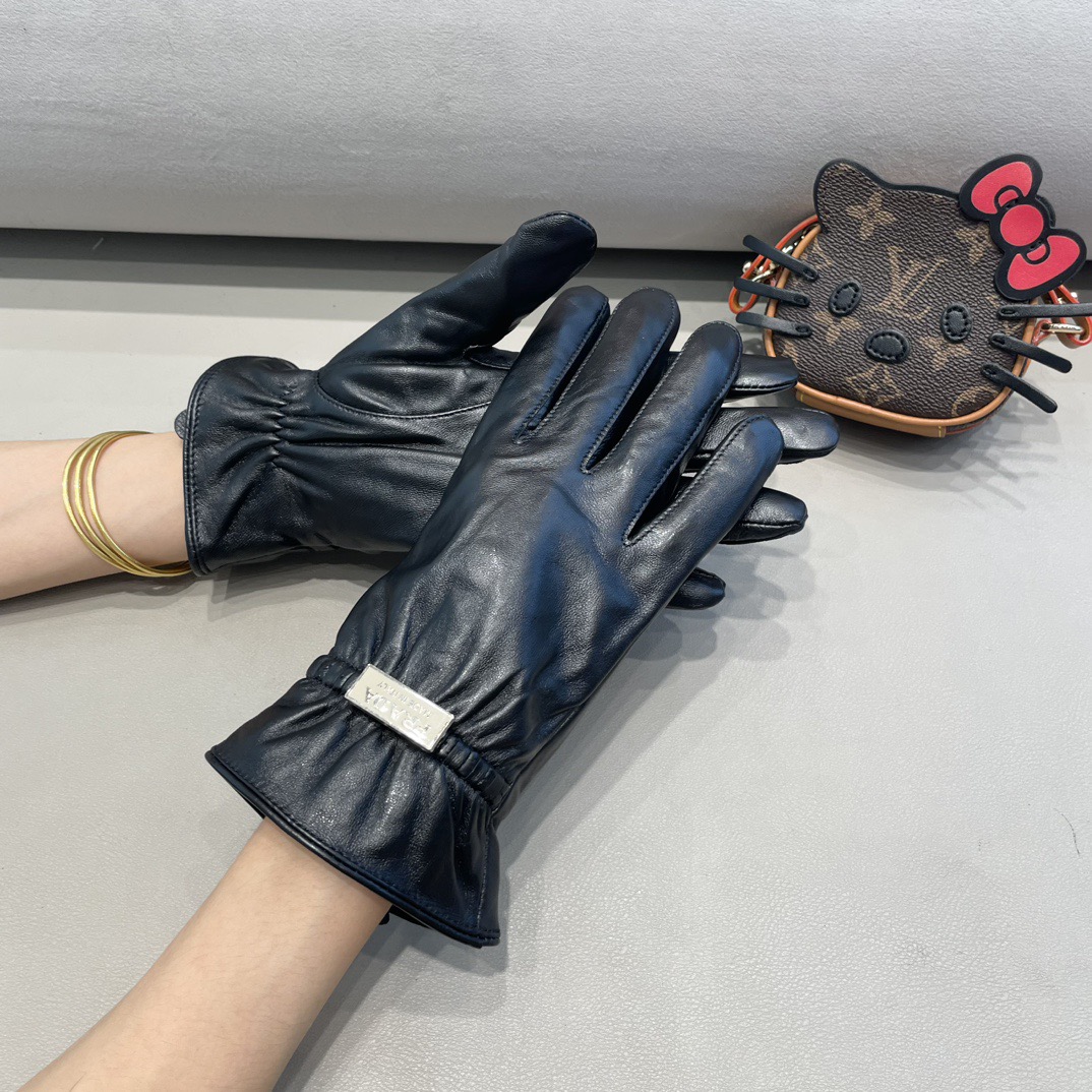 NO:618250,PRADA Women's sheepskin embroidered letter gloves, fashionable gloves, warm in autumn and winter with velvet lining, classic, simple and easy to use, super comfortable, soft and versatile!  Size ML gloves, gloves, prada, prada, sheepskin, gloves19860909PRADA 普拉达女款羊皮刺绣字母手套,时尚手套,秋冬保暖加绒内里,经典简洁上手超舒适柔软、百搭！码数ML手套,手套,prada,prada,sheepskin,gloves,accessory
