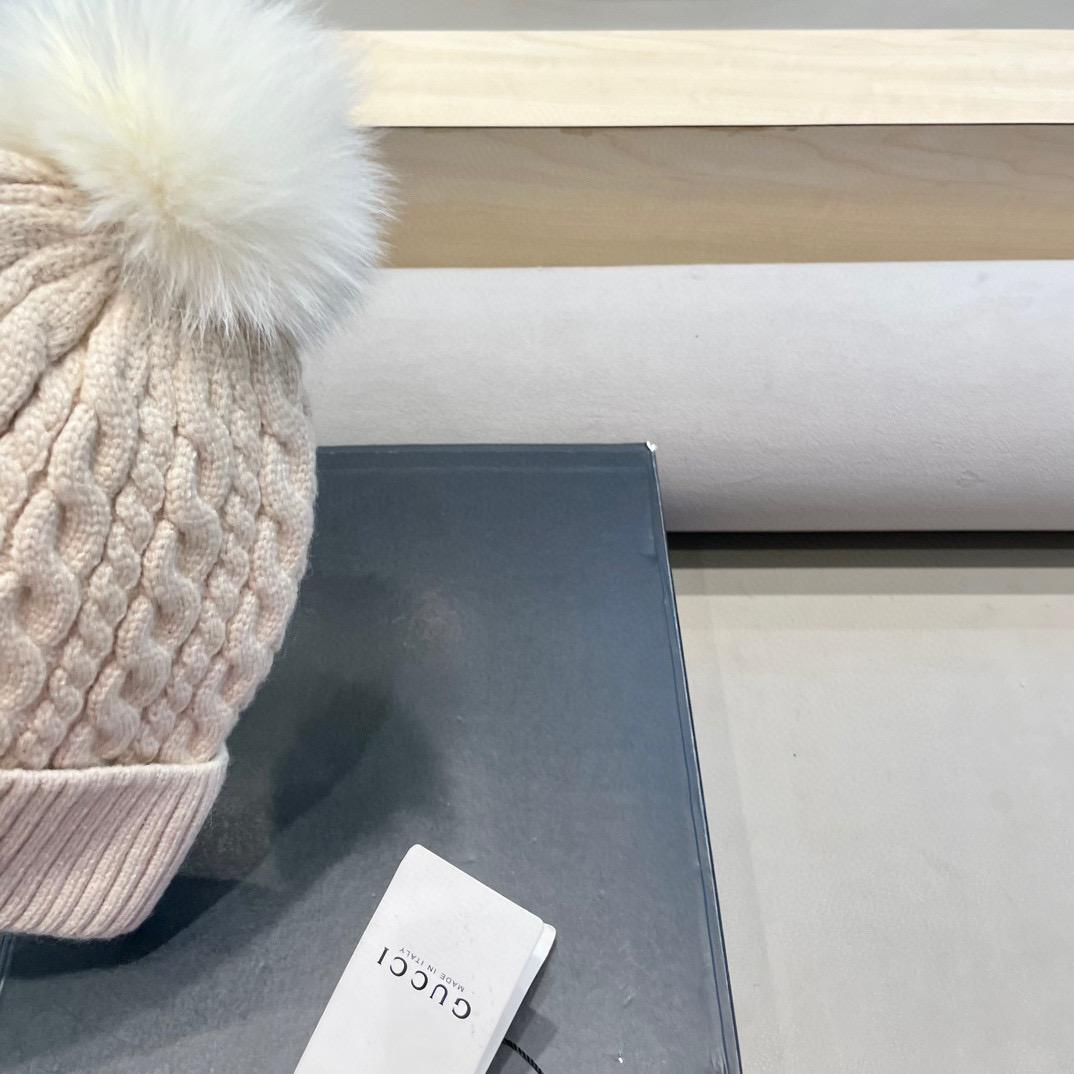 Gucci古奇秋冬配狐狸毛球新款毛线帽，羊毛面料，男女同款