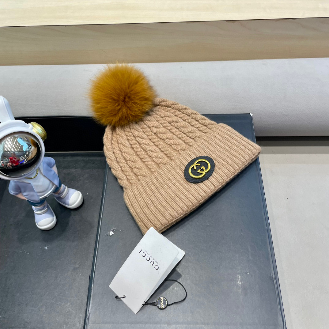 Gucci古奇秋冬配狐狸毛球新款毛线帽，羊毛面料，男女同款