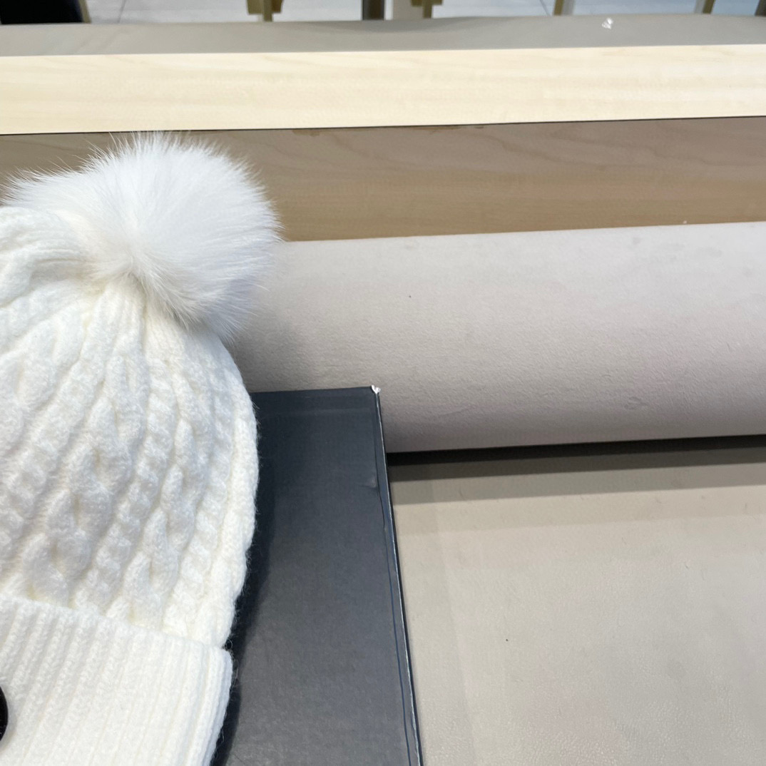 Gucci古奇秋冬配狐狸毛球新款毛线帽，羊毛面料，男女同款