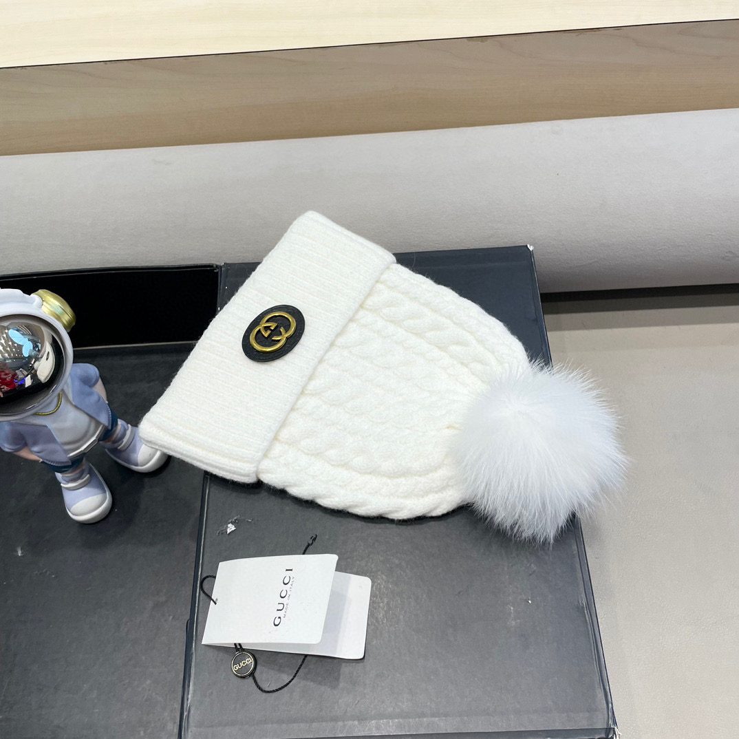 Gucci古奇秋冬配狐狸毛球新款毛线帽，羊毛面料，男女同款