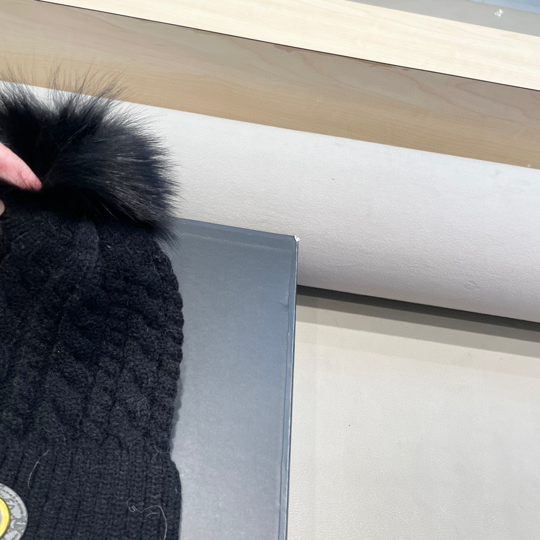 Gucci古奇秋冬配狐狸毛球新款毛线帽，羊毛面料，男女同款