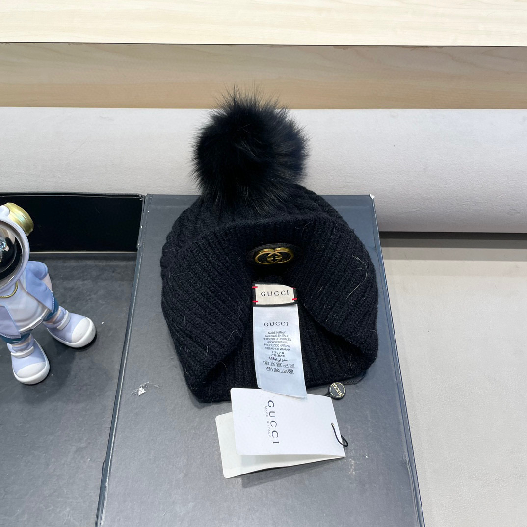 Gucci古奇秋冬配狐狸毛球新款毛线帽，羊毛面料，男女同款