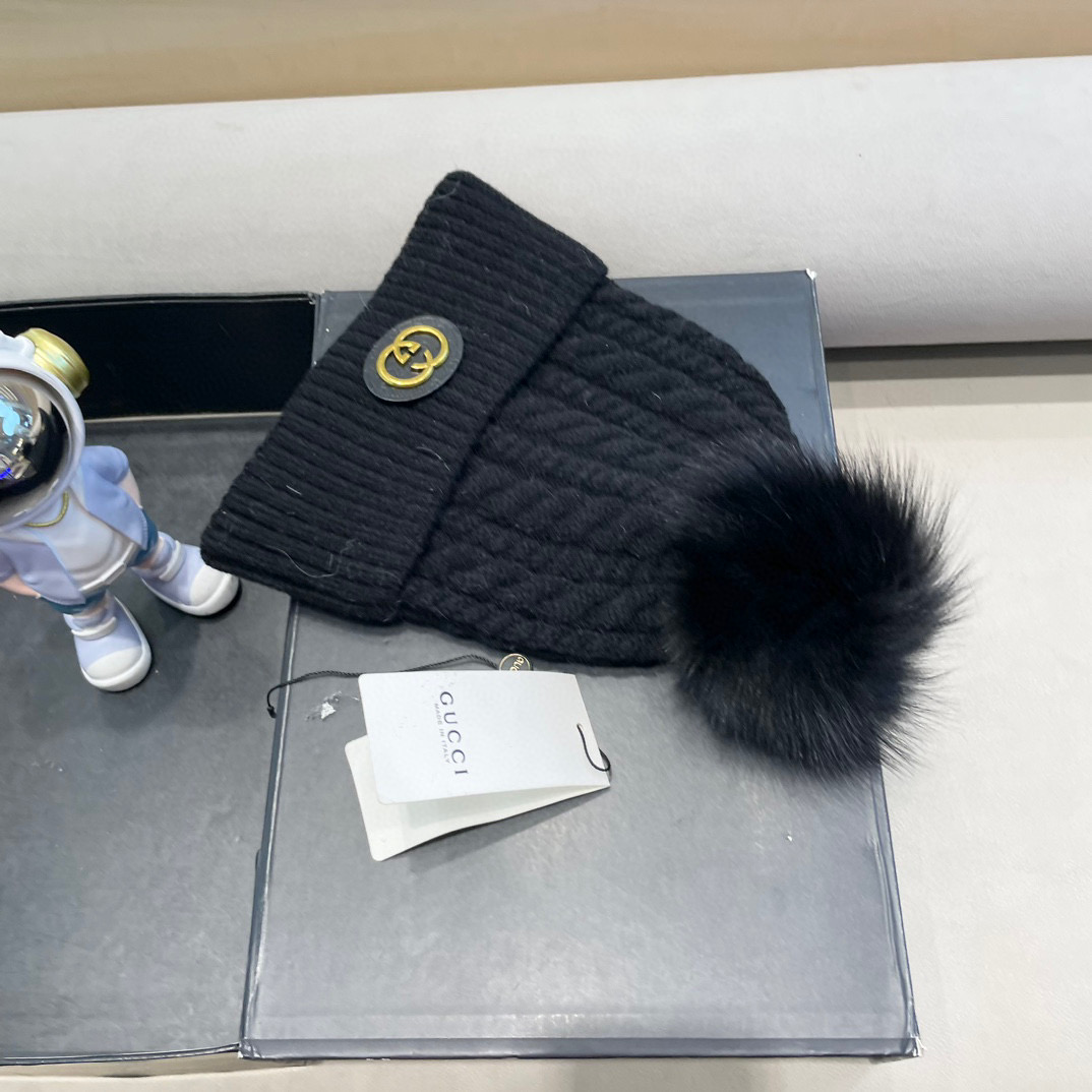 Gucci古奇秋冬配狐狸毛球新款毛线帽，羊毛面料，男女同款
