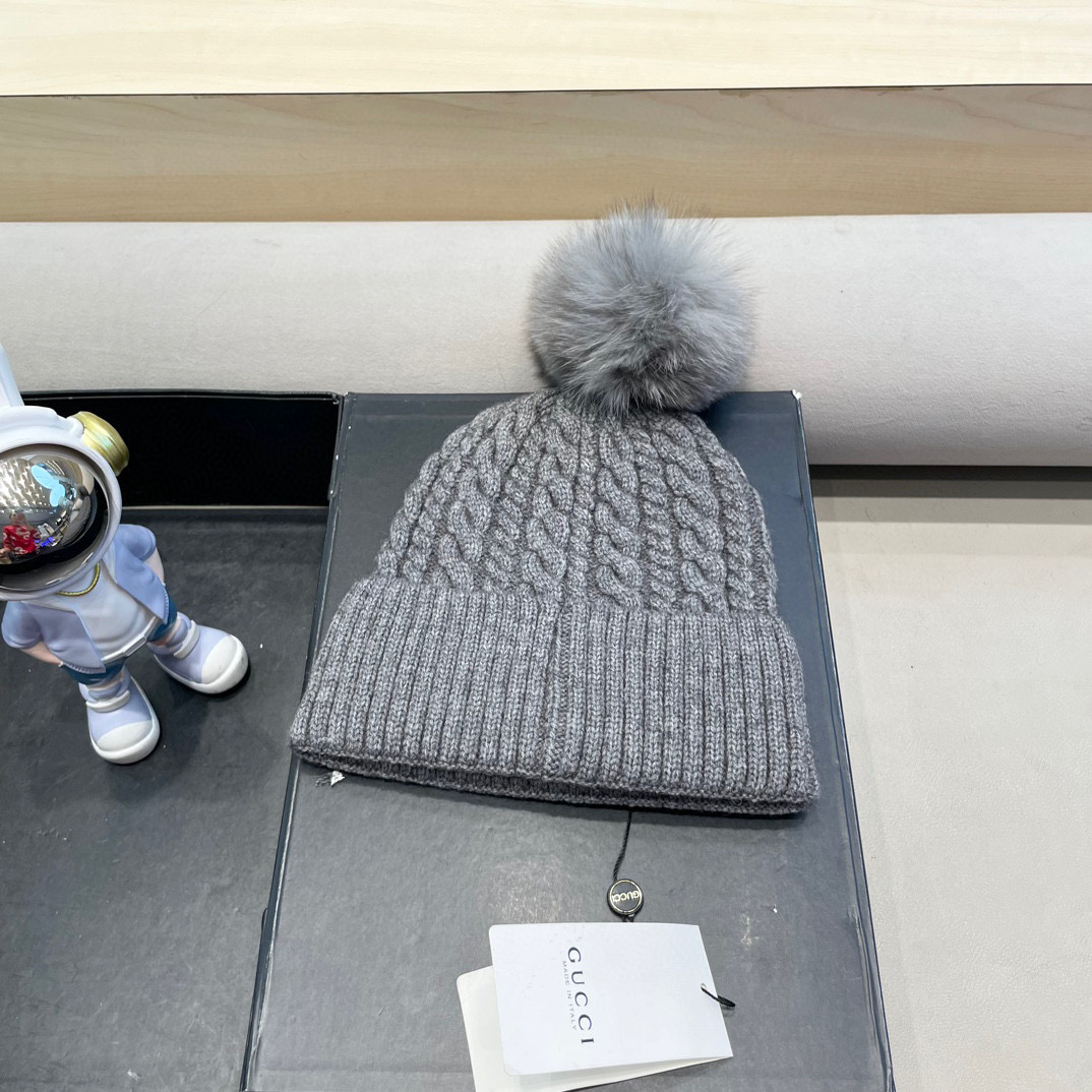 Gucci古奇秋冬配狐狸毛球新款毛线帽，羊毛面料，男女同款