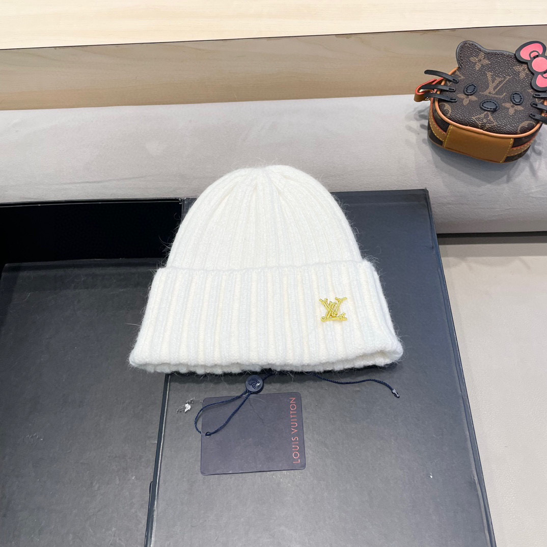 ⚫️Lv羊毛针织帽 非常百搭 男女通用 亲们可以看细节， 透气舒适，采用进口毛线料！潮人必备！