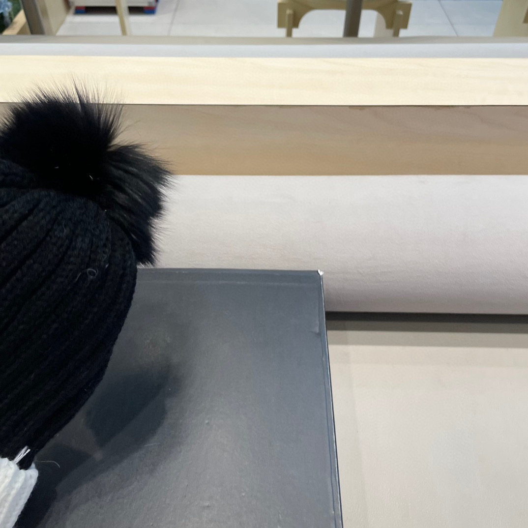 moncler法国定制标冬季保暖针织帽女时髦百搭狐狸毛球拼色可爱毛线帽子