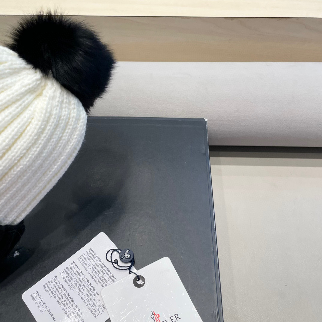 moncler法国定制标冬季保暖针织帽女时髦百搭狐狸毛球拼色可爱毛线帽子