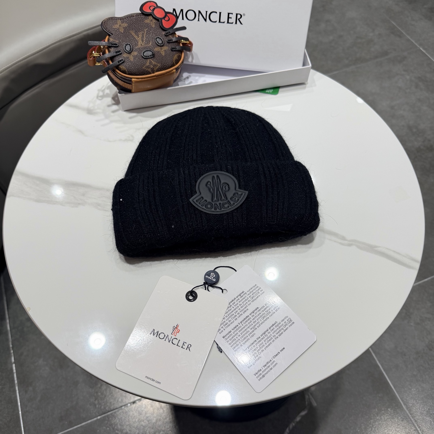 盟可睐 moncler 蒙口 💜💜秋冬针织毛线帽 经典版型~百搭的针织毛线帽对穿搭非常加分 弹性好 男生女生都能冲！ 品