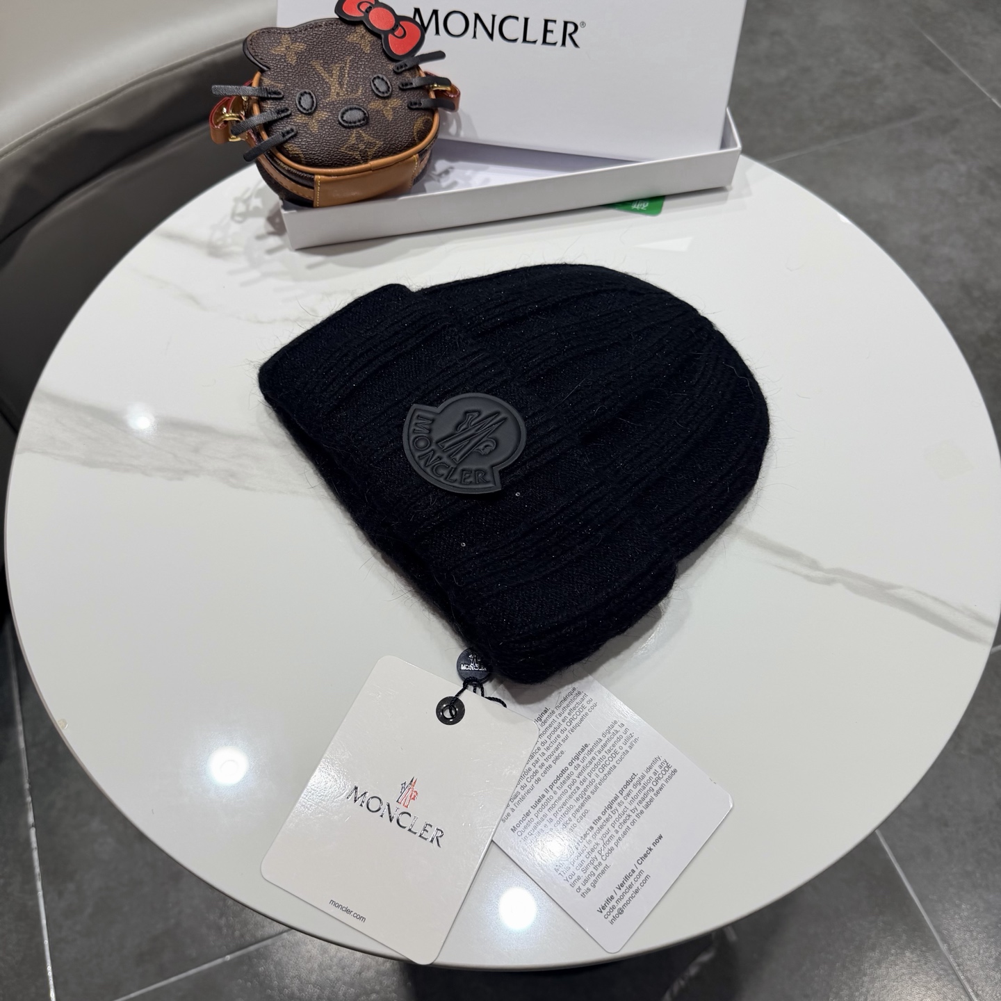 盟可睐 moncler 蒙口 💜💜秋冬针织毛线帽 经典版型~百搭的针织毛线帽对穿搭非常加分 弹性好 男生女生都能冲！ 品