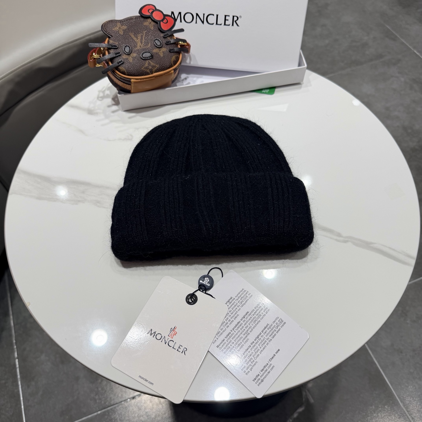 盟可睐 moncler 蒙口 💜💜秋冬针织毛线帽 经典版型~百搭的针织毛线帽对穿搭非常加分 弹性好 男生女生都能冲！ 品