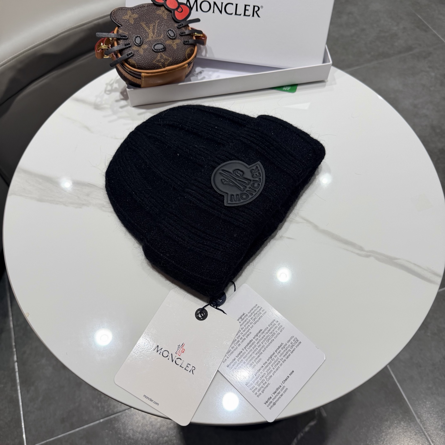 盟可睐 moncler 蒙口 💜💜秋冬针织毛线帽 经典版型~百搭的针织毛线帽对穿搭非常加分 弹性好 男生女生都能冲！ 品