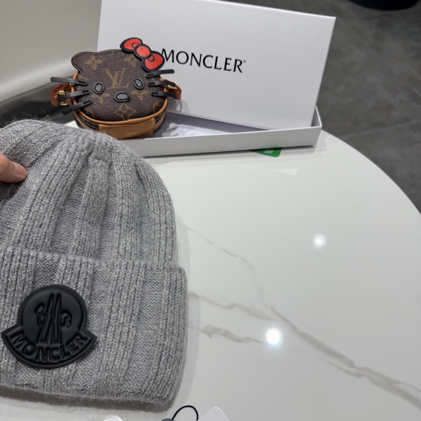 盟可睐 moncler 蒙口 💜💜秋冬针织毛线帽 经典版型~百搭的针织毛线帽对穿搭非常加分 弹性好 男生女生都能冲！ 品