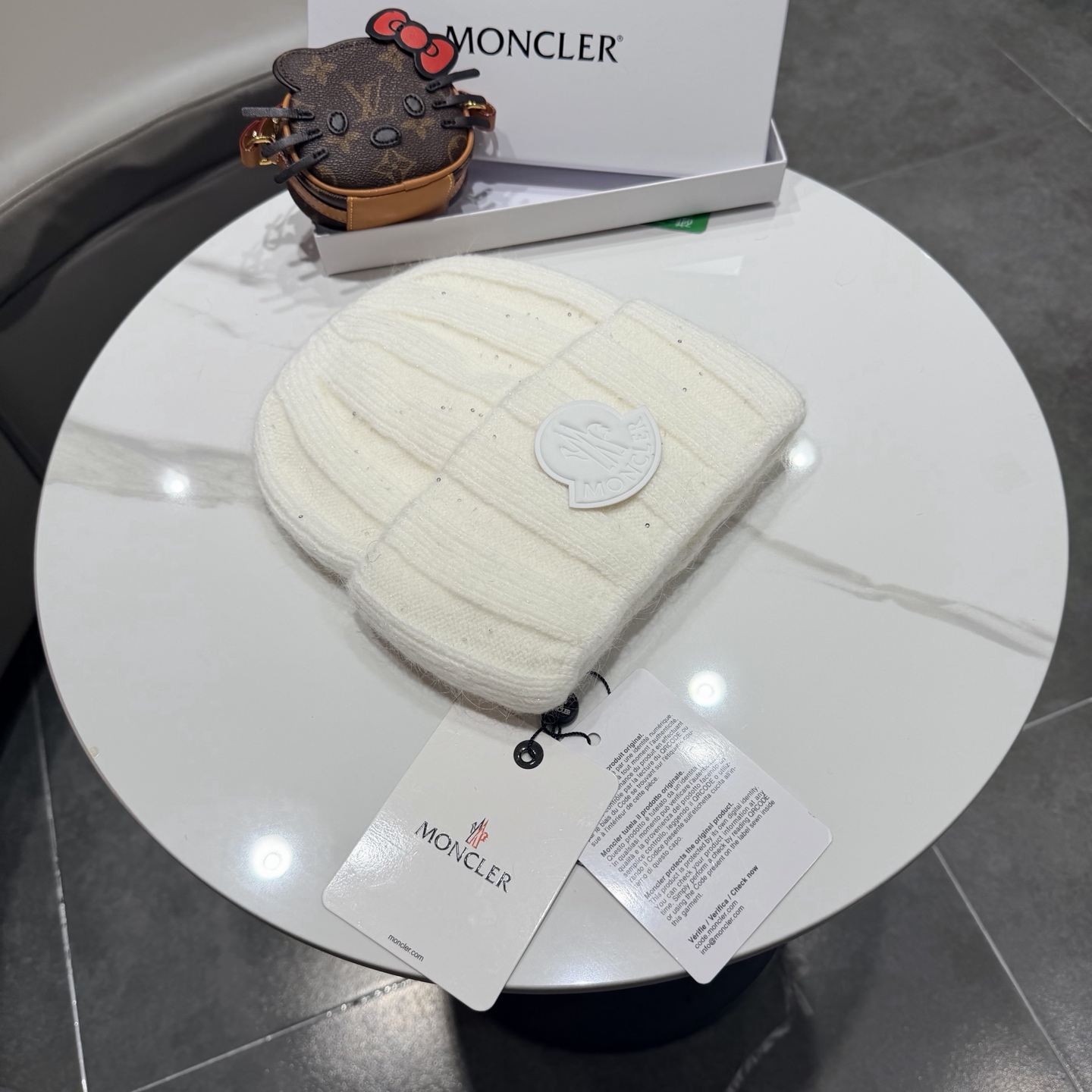 盟可睐 moncler 蒙口 💜💜秋冬针织毛线帽 经典版型~百搭的针织毛线帽对穿搭非常加分 弹性好 男生女生都能冲！ 品