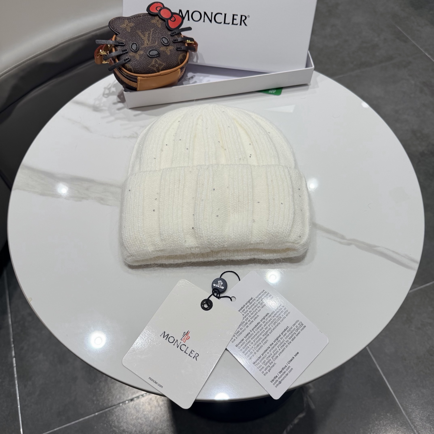 盟可睐 moncler 蒙口 💜💜秋冬针织毛线帽 经典版型~百搭的针织毛线帽对穿搭非常加分 弹性好 男生女生都能冲！ 品