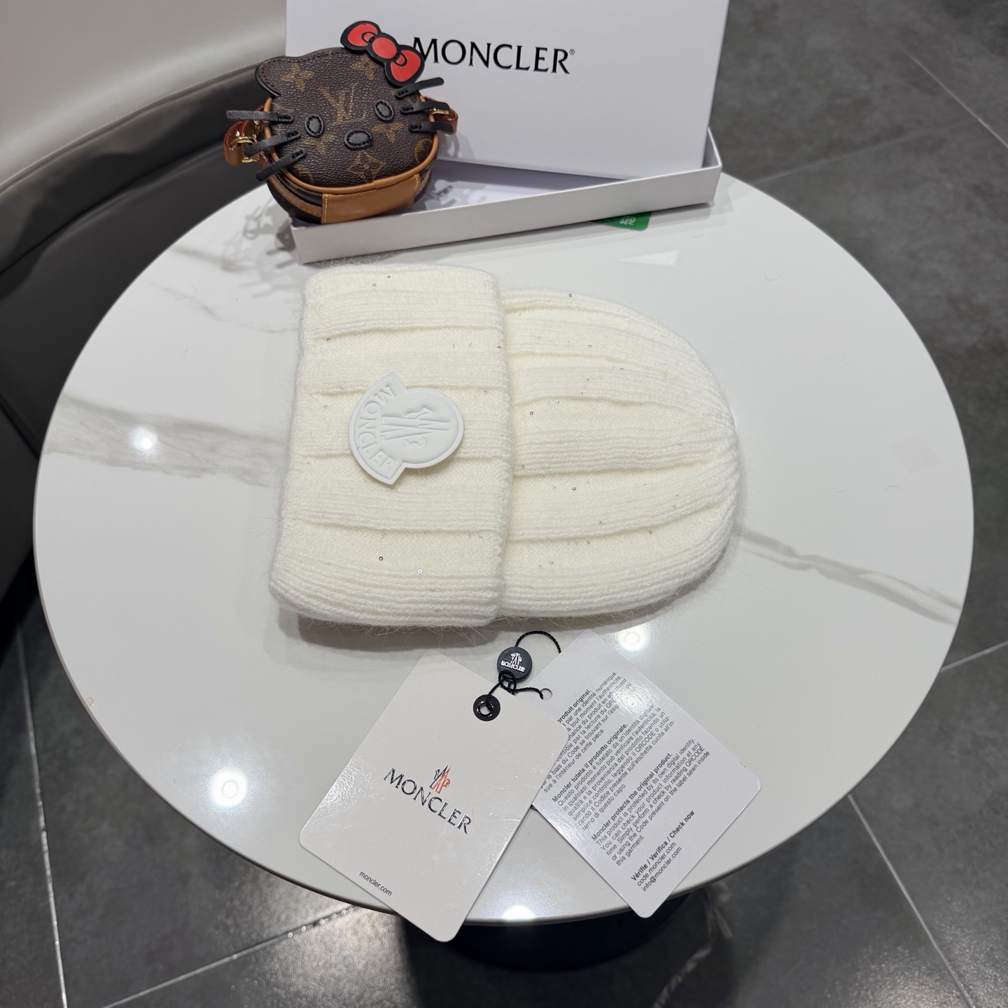 盟可睐 moncler 蒙口 💜💜秋冬针织毛线帽 经典版型~百搭的针织毛线帽对穿搭非常加分 弹性好 男生女生都能冲！ 品
