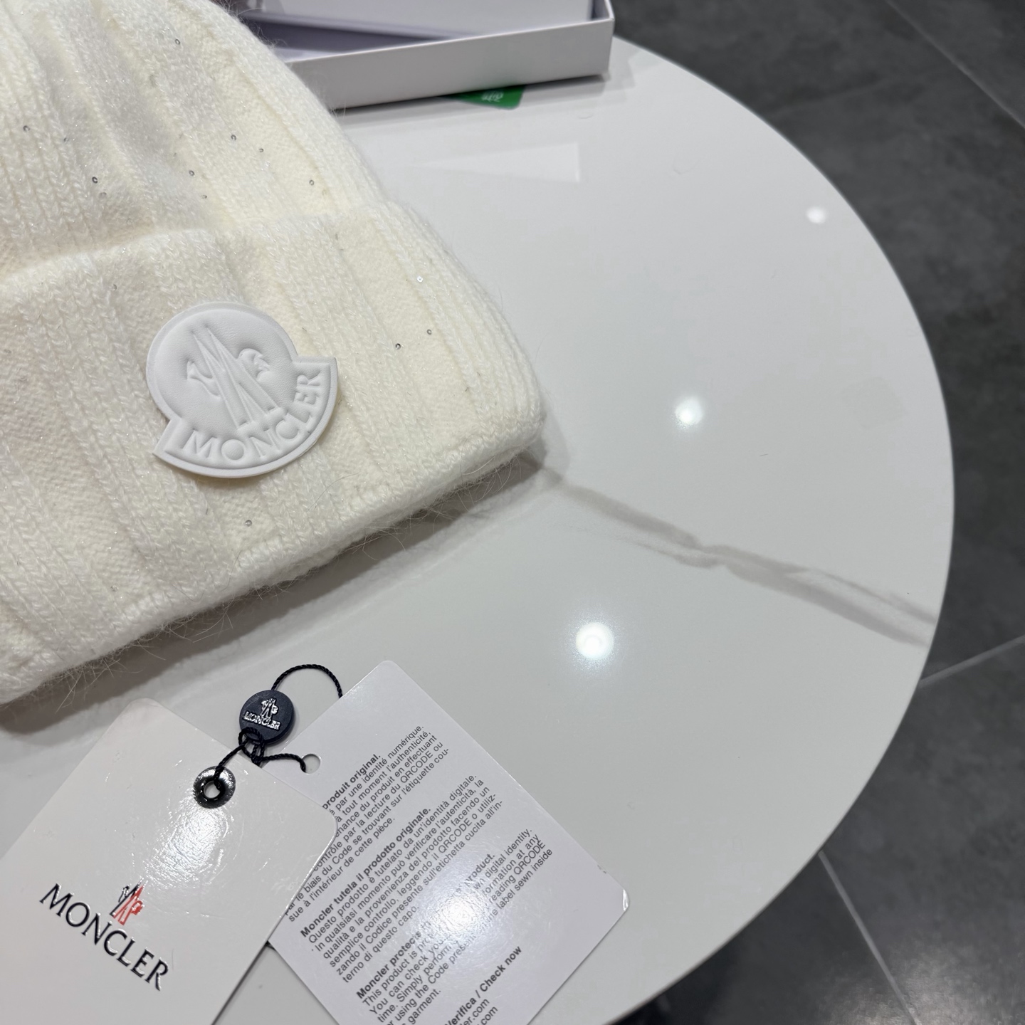 盟可睐 moncler 蒙口 💜💜秋冬针织毛线帽 经典版型~百搭的针织毛线帽对穿搭非常加分 弹性好 男生女生都能冲！ 品