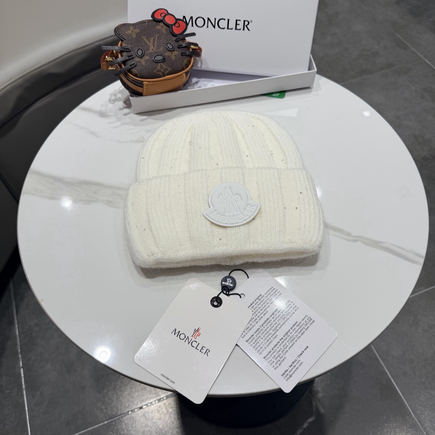 盟可睐 moncler 蒙口 💜💜秋冬针织毛线帽 经典版型~百搭的针织毛线帽对穿搭非常加分 弹性好 男生女生都能冲！ 品