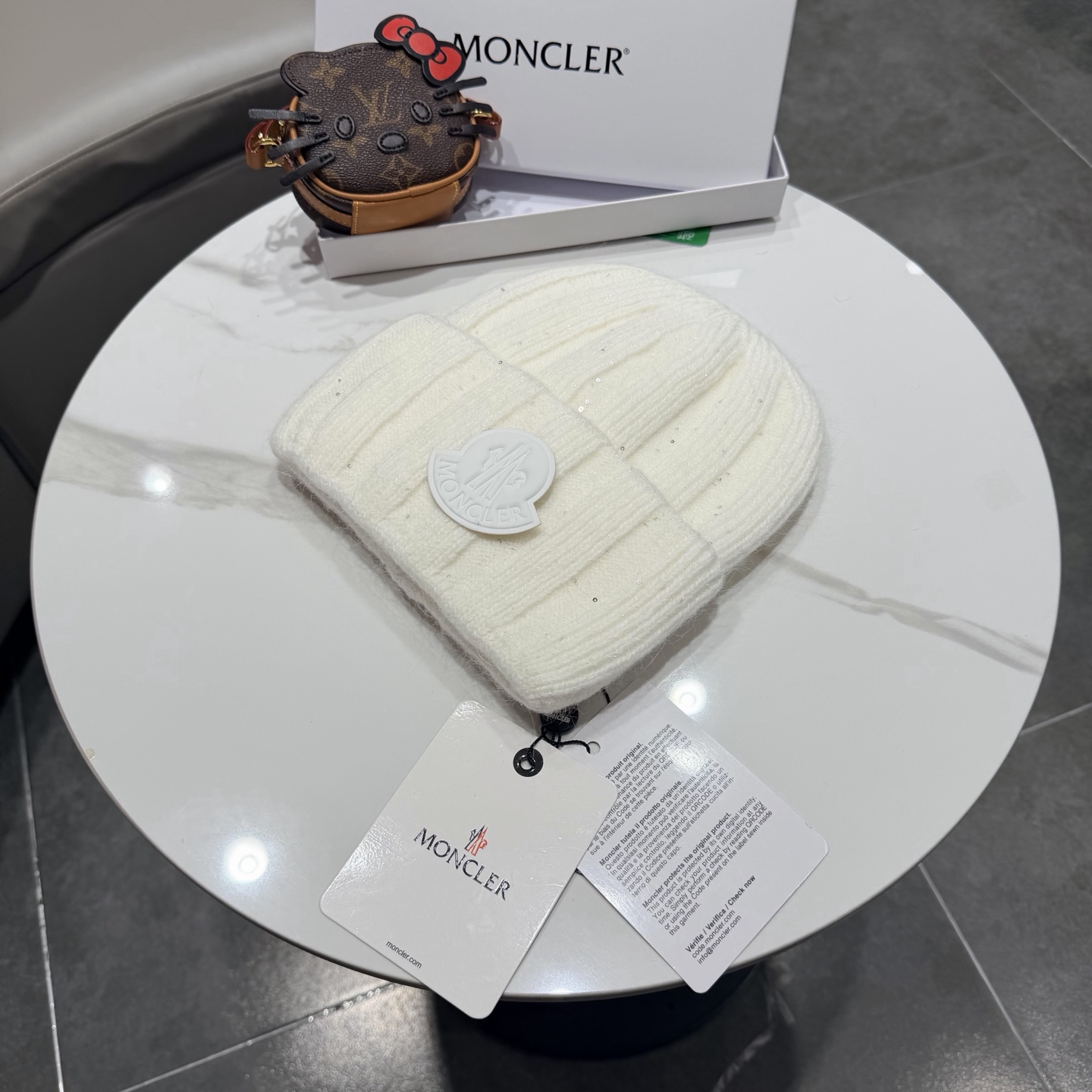 盟可睐 moncler 蒙口 💜💜秋冬针织毛线帽 经典版型~百搭的针织毛线帽对穿搭非常加分 弹性好 男生女生都能冲！ 品