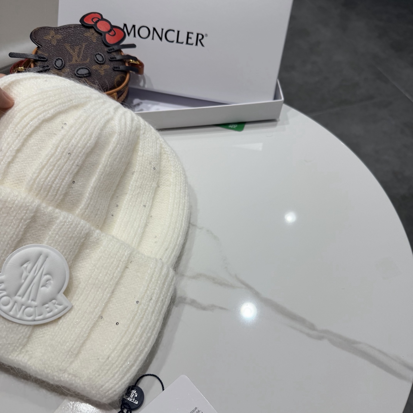 盟可睐 moncler 蒙口 💜💜秋冬针织毛线帽 经典版型~百搭的针织毛线帽对穿搭非常加分 弹性好 男生女生都能冲！ 品