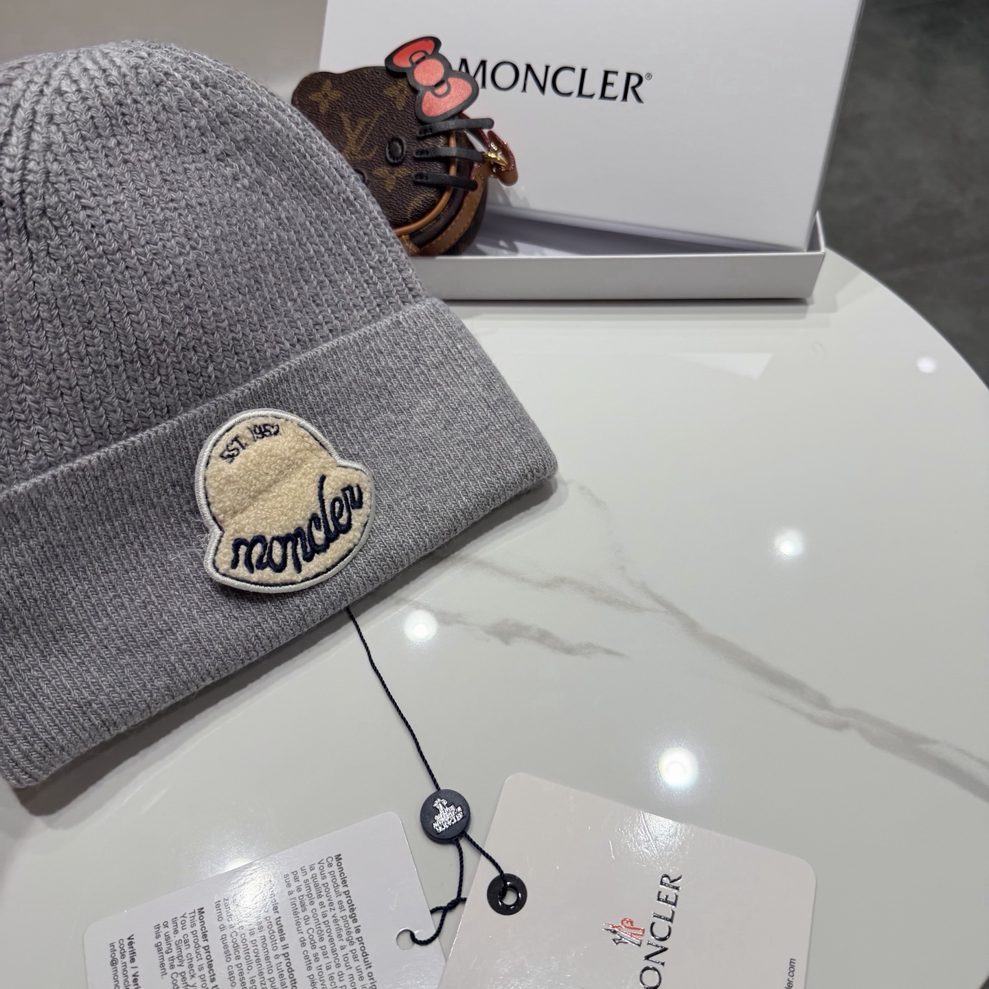 MONCLER蒙口🎩羊毛针织毛线帽，好品质高端大气，超柔软！超火爆💖质感很赞，出街超好搭配！时尚潮流！冬天必备单品，男女
