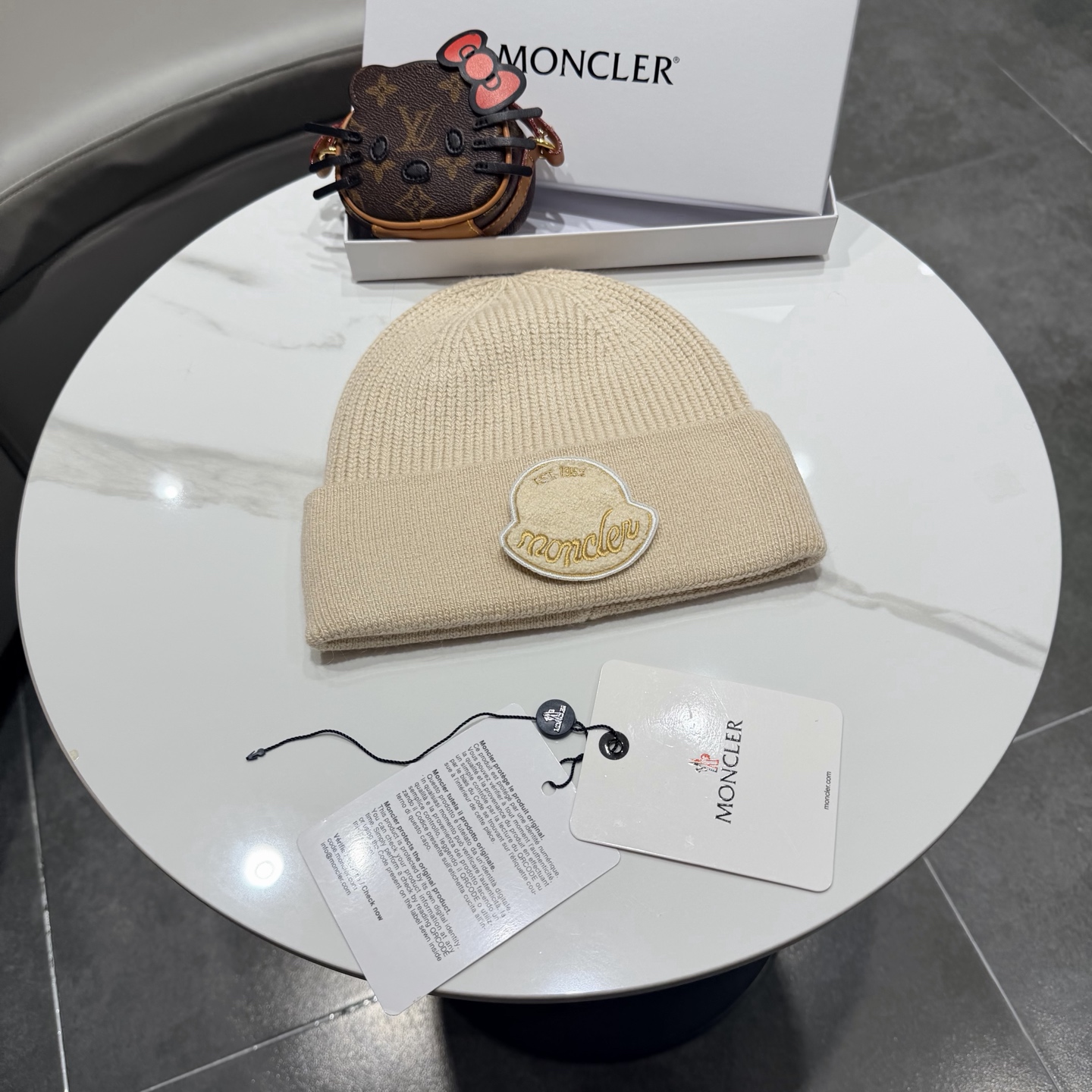 MONCLER蒙口🎩羊毛针织毛线帽，好品质高端大气，超柔软！超火爆💖质感很赞，出街超好搭配！时尚潮流！冬天必备单品，男女