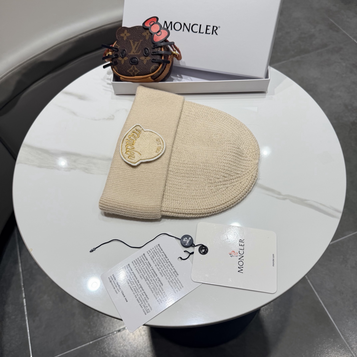 MONCLER蒙口🎩羊毛针织毛线帽，好品质高端大气，超柔软！超火爆💖质感很赞，出街超好搭配！时尚潮流！冬天必备单品，男女