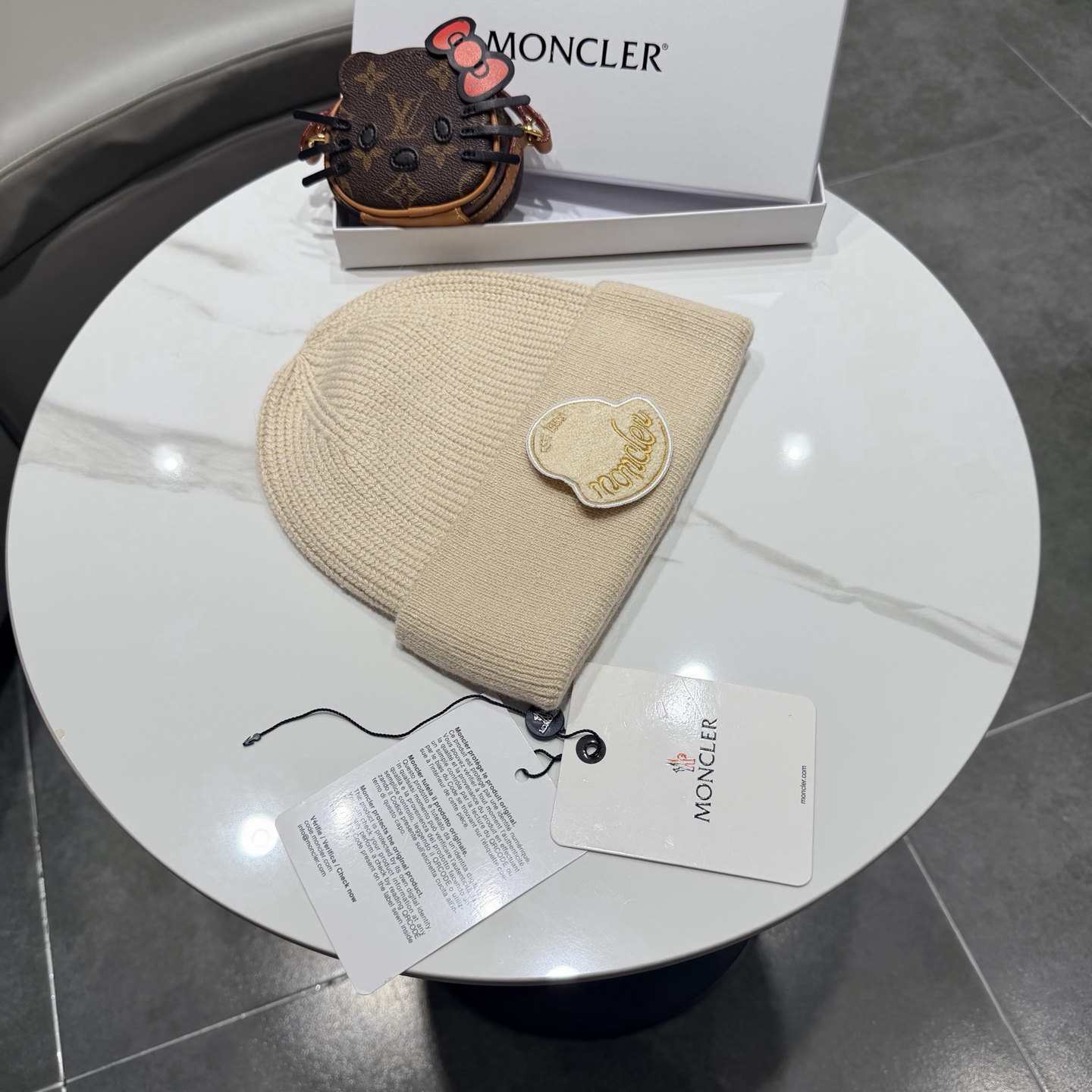 MONCLER蒙口🎩羊毛针织毛线帽，好品质高端大气，超柔软！超火爆💖质感很赞，出街超好搭配！时尚潮流！冬天必备单品，男女
