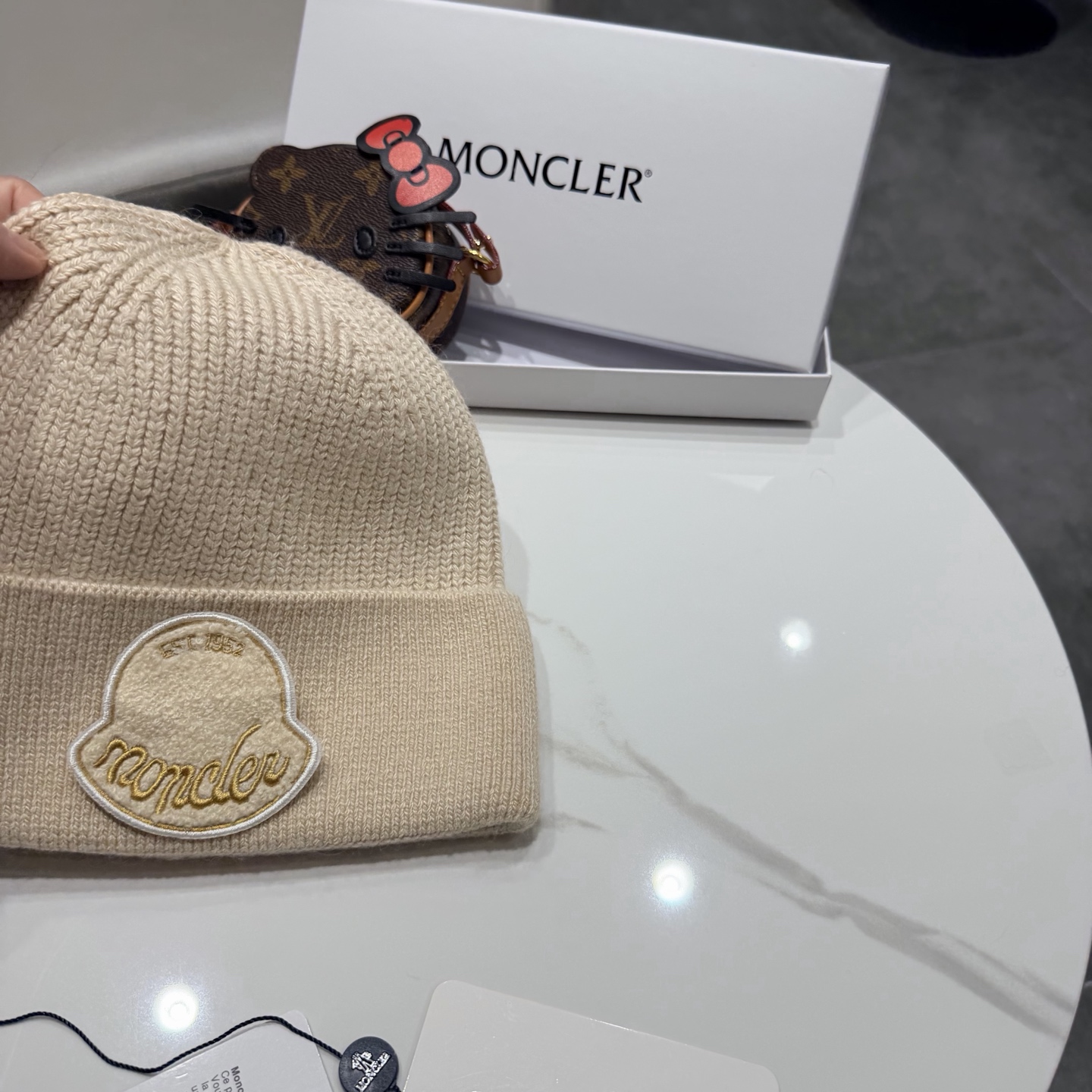 MONCLER蒙口🎩羊毛针织毛线帽，好品质高端大气，超柔软！超火爆💖质感很赞，出街超好搭配！时尚潮流！冬天必备单品，男女