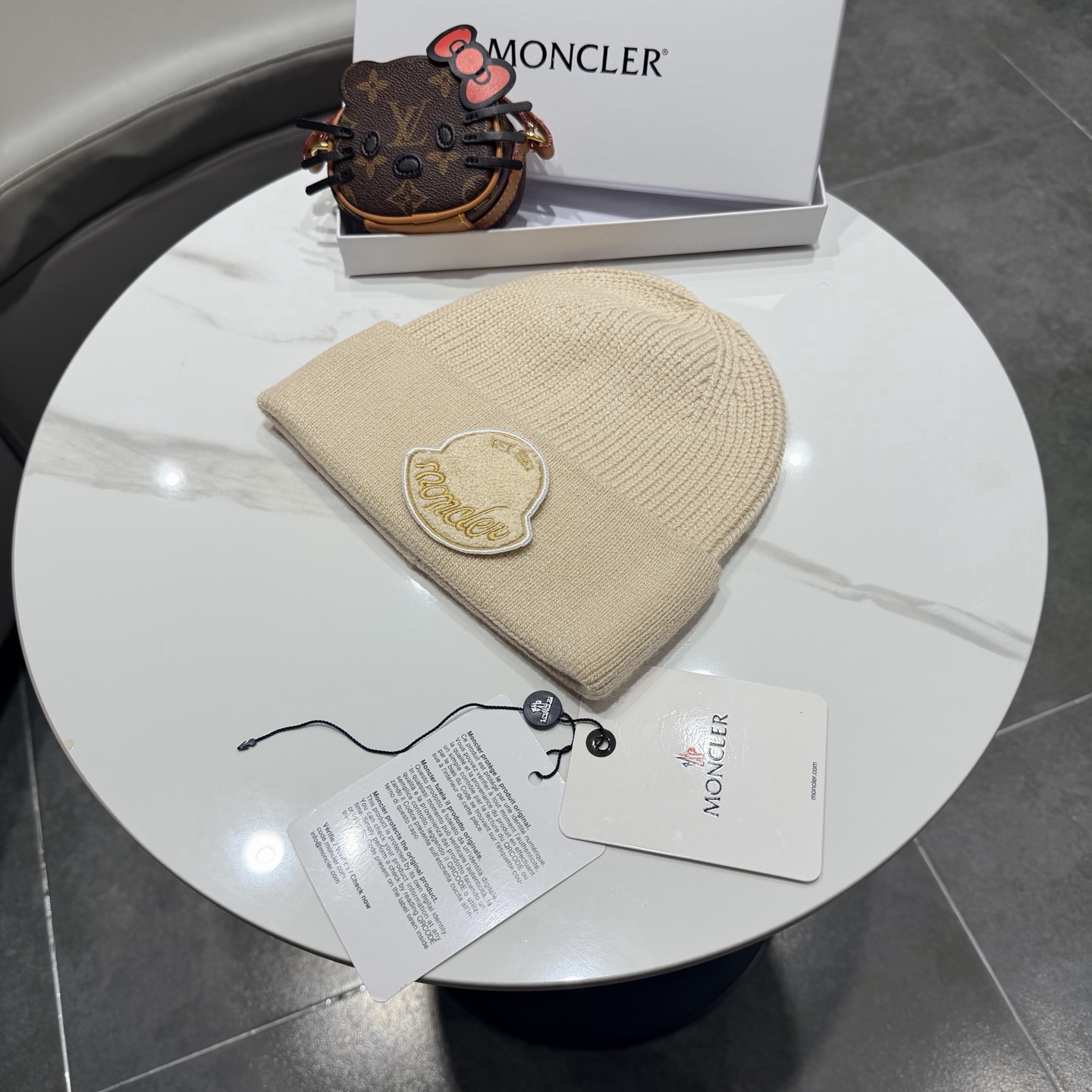 MONCLER蒙口🎩羊毛针织毛线帽，好品质高端大气，超柔软！超火爆💖质感很赞，出街超好搭配！时尚潮流！冬天必备单品，男女