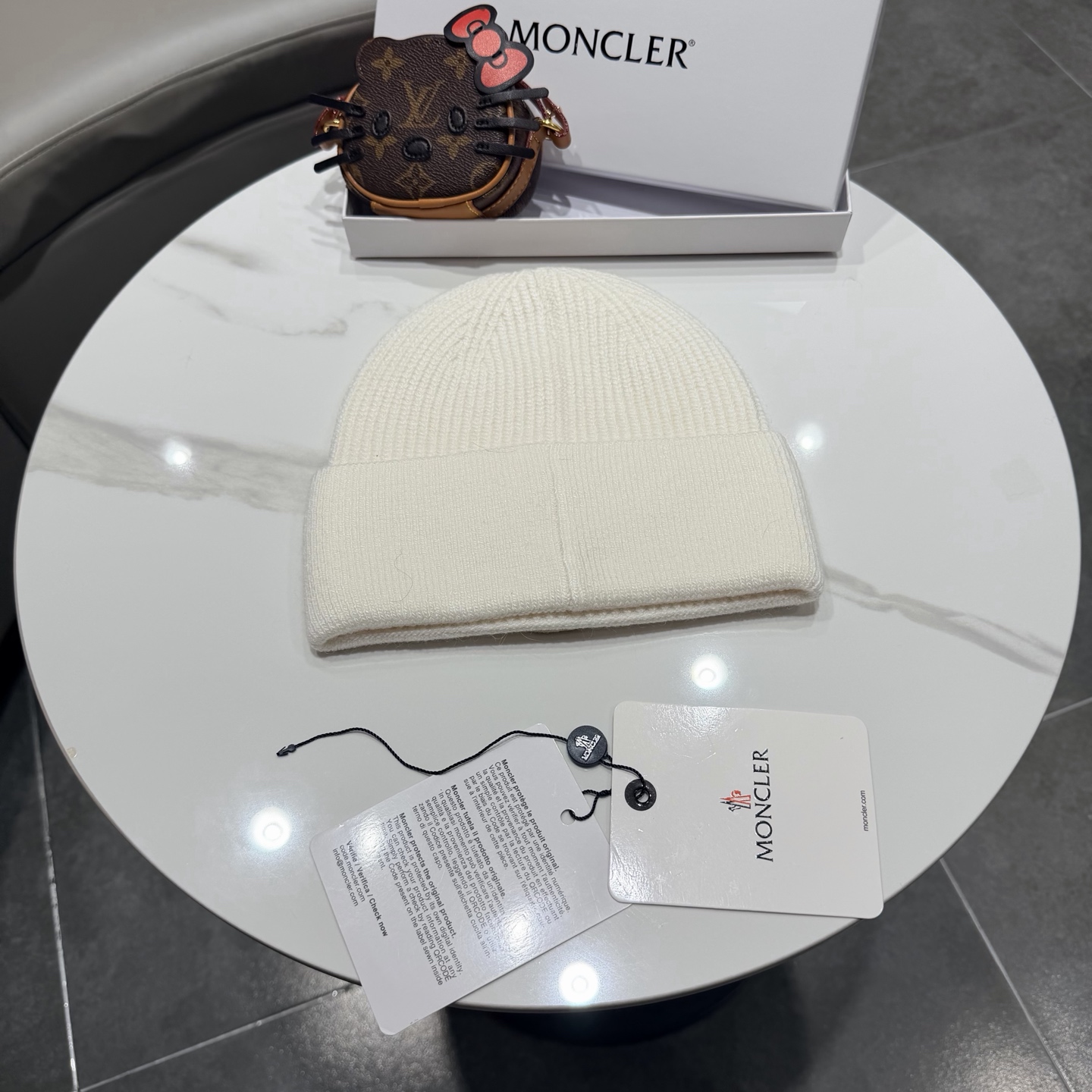 MONCLER蒙口🎩羊毛针织毛线帽，好品质高端大气，超柔软！超火爆💖质感很赞，出街超好搭配！时尚潮流！冬天必备单品，男女