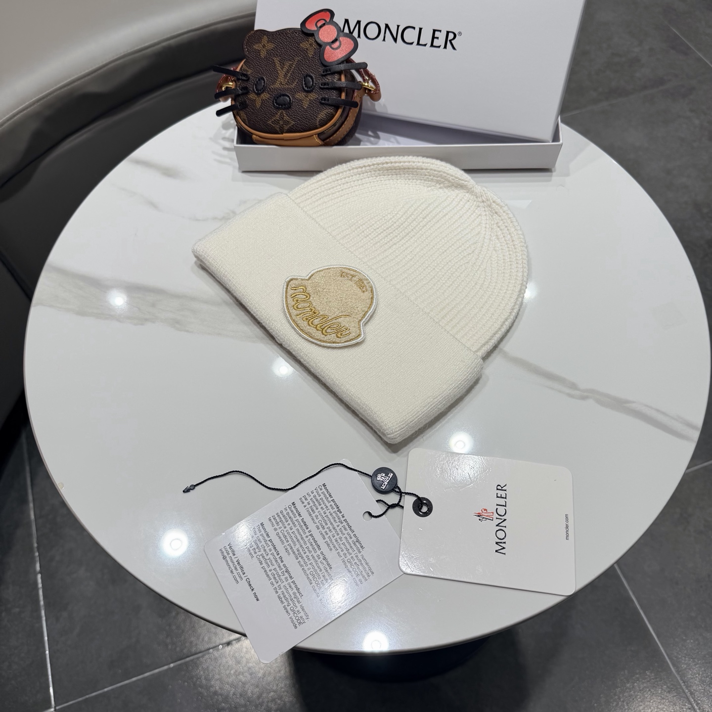 MONCLER蒙口🎩羊毛针织毛线帽，好品质高端大气，超柔软！超火爆💖质感很赞，出街超好搭配！时尚潮流！冬天必备单品，男女