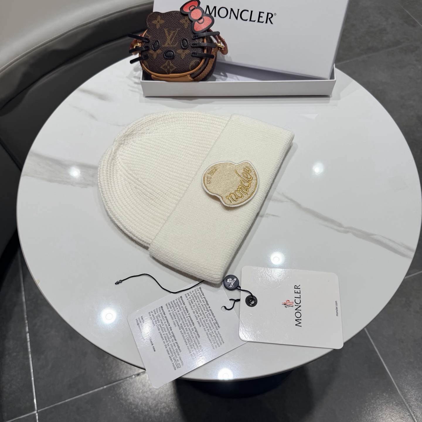 MONCLER蒙口🎩羊毛针织毛线帽，好品质高端大气，超柔软！超火爆💖质感很赞，出街超好搭配！时尚潮流！冬天必备单品，男女