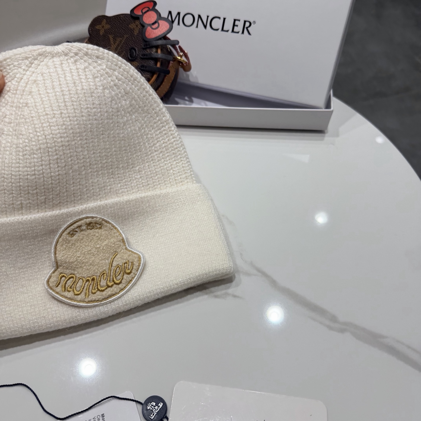 MONCLER蒙口🎩羊毛针织毛线帽，好品质高端大气，超柔软！超火爆💖质感很赞，出街超好搭配！时尚潮流！冬天必备单品，男女
