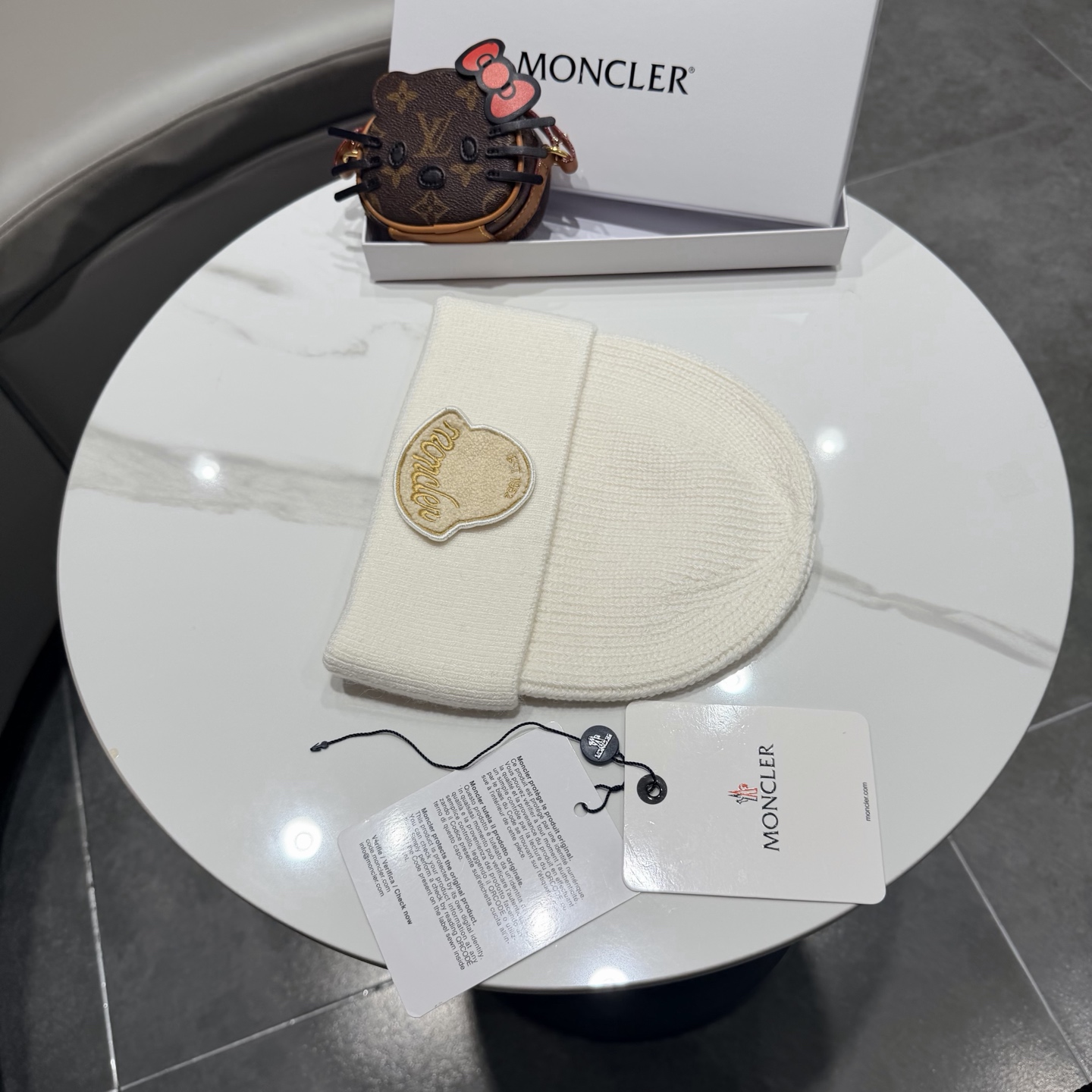 MONCLER蒙口🎩羊毛针织毛线帽，好品质高端大气，超柔软！超火爆💖质感很赞，出街超好搭配！时尚潮流！冬天必备单品，男女