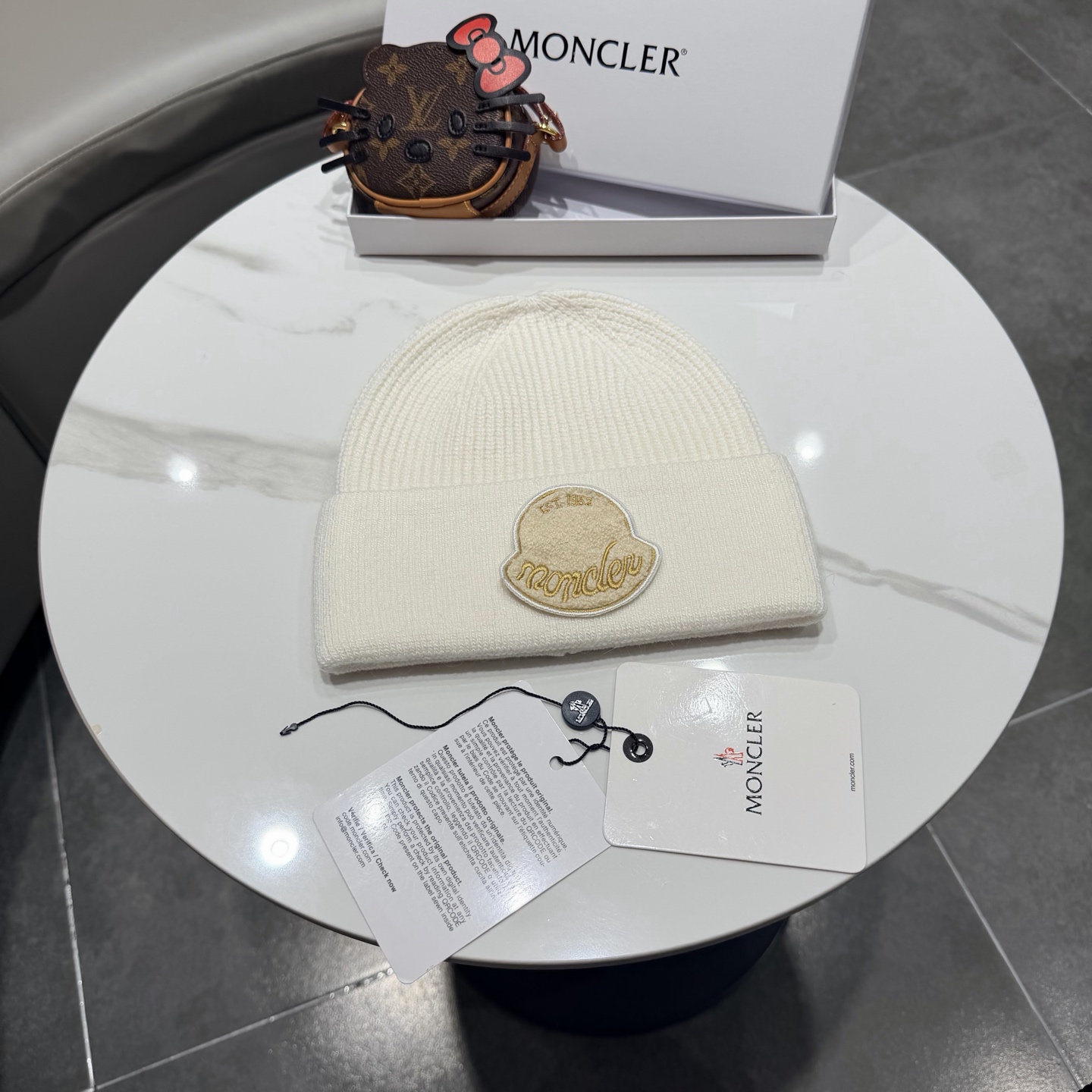 MONCLER蒙口🎩羊毛针织毛线帽，好品质高端大气，超柔软！超火爆💖质感很赞，出街超好搭配！时尚潮流！冬天必备单品，男女