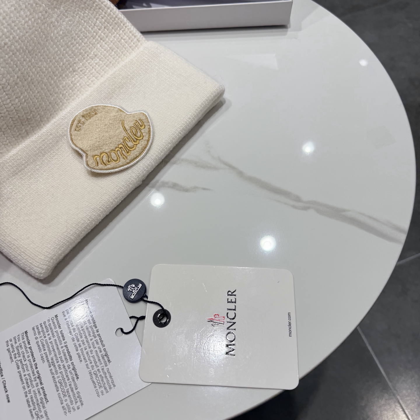 MONCLER蒙口🎩羊毛针织毛线帽，好品质高端大气，超柔软！超火爆💖质感很赞，出街超好搭配！时尚潮流！冬天必备单品，男女