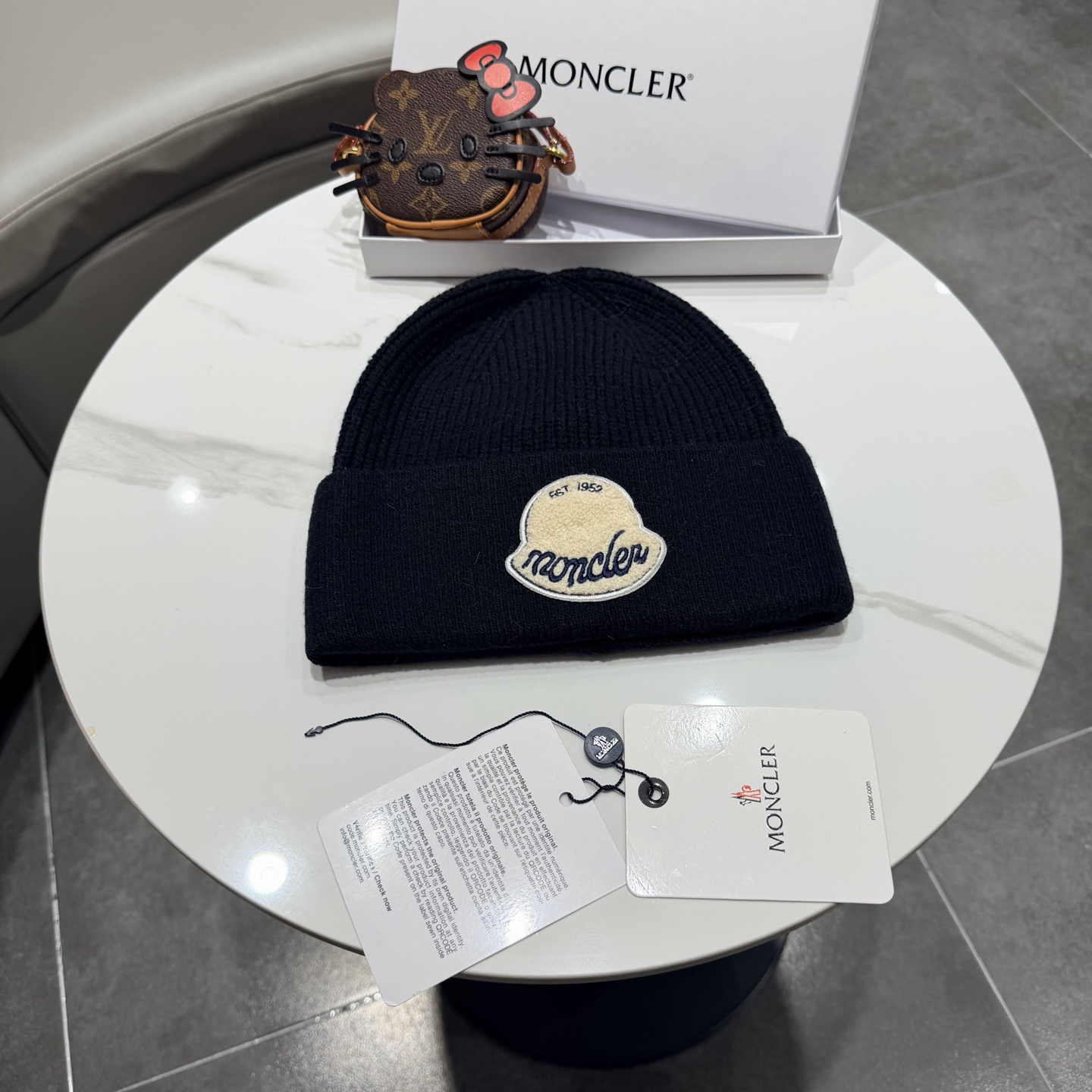 MONCLER蒙口🎩羊毛针织毛线帽，好品质高端大气，超柔软！超火爆💖质感很赞，出街超好搭配！时尚潮流！冬天必备单品，男女