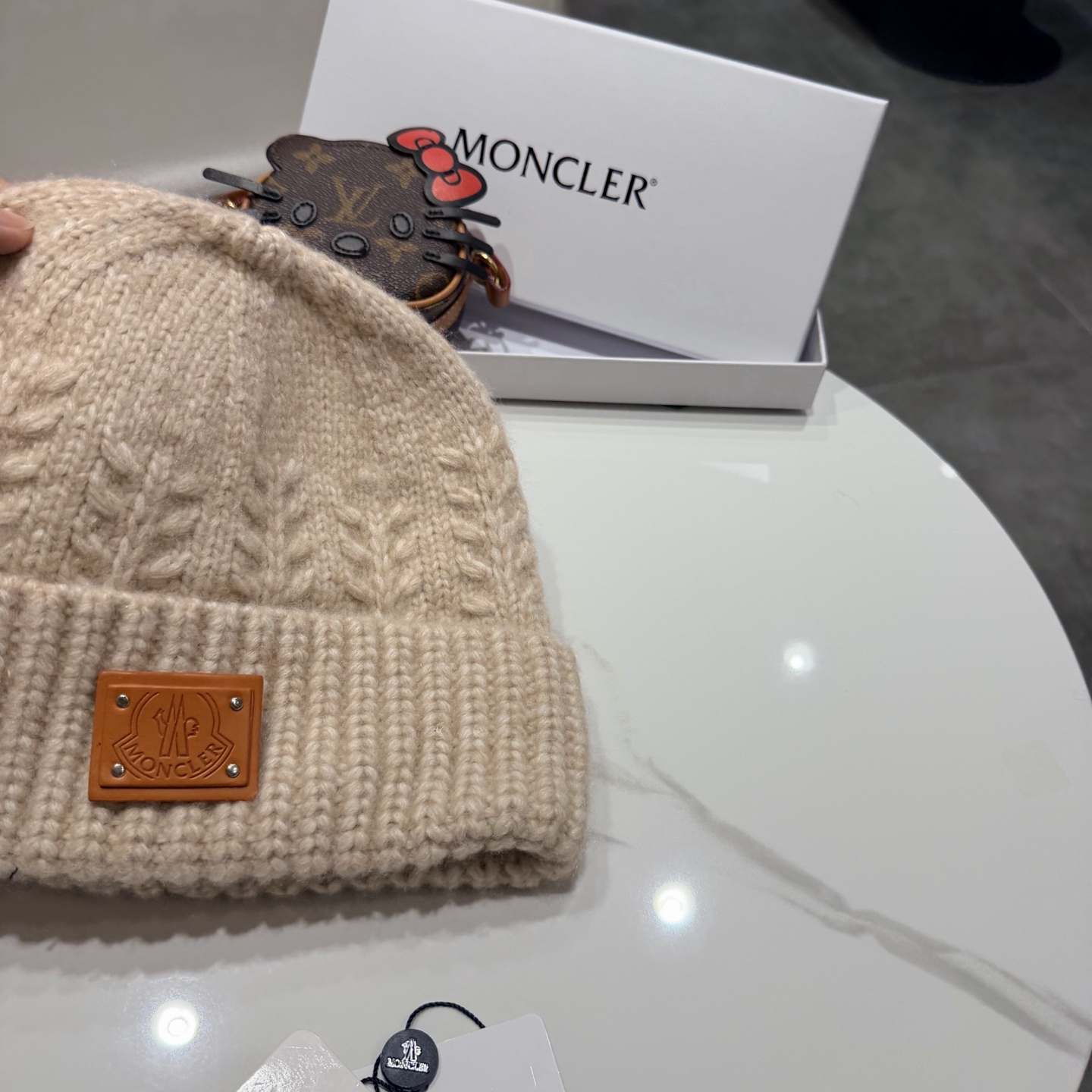 MONCLER蒙口🎩羊毛针织毛线帽，球可拆卸，可隨意搭配，好品质高端大气，超柔软！超火爆💖质感很赞，出街超好搭配！时尚潮