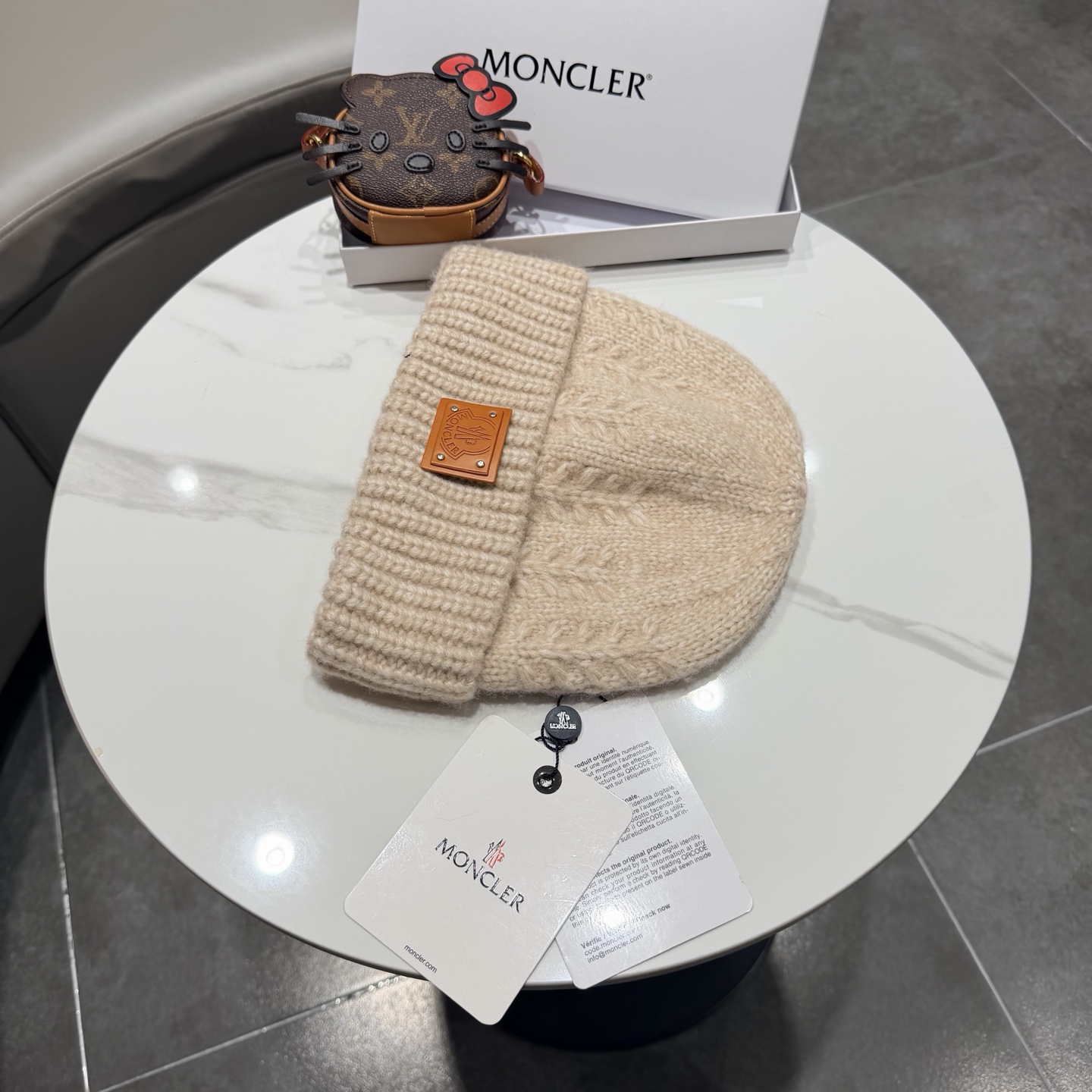 MONCLER蒙口🎩羊毛针织毛线帽，球可拆卸，可隨意搭配，好品质高端大气，超柔软！超火爆💖质感很赞，出街超好搭配！时尚潮