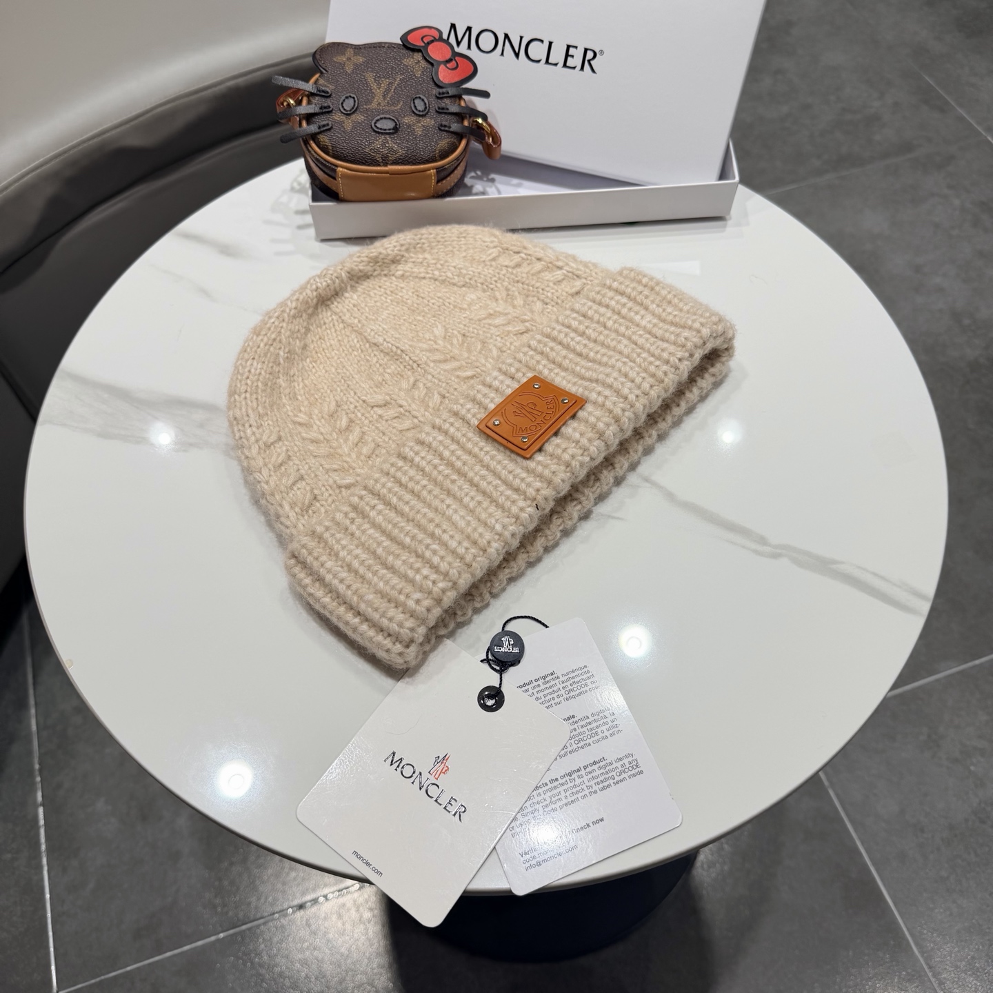 MONCLER蒙口🎩羊毛针织毛线帽，球可拆卸，可隨意搭配，好品质高端大气，超柔软！超火爆💖质感很赞，出街超好搭配！时尚潮