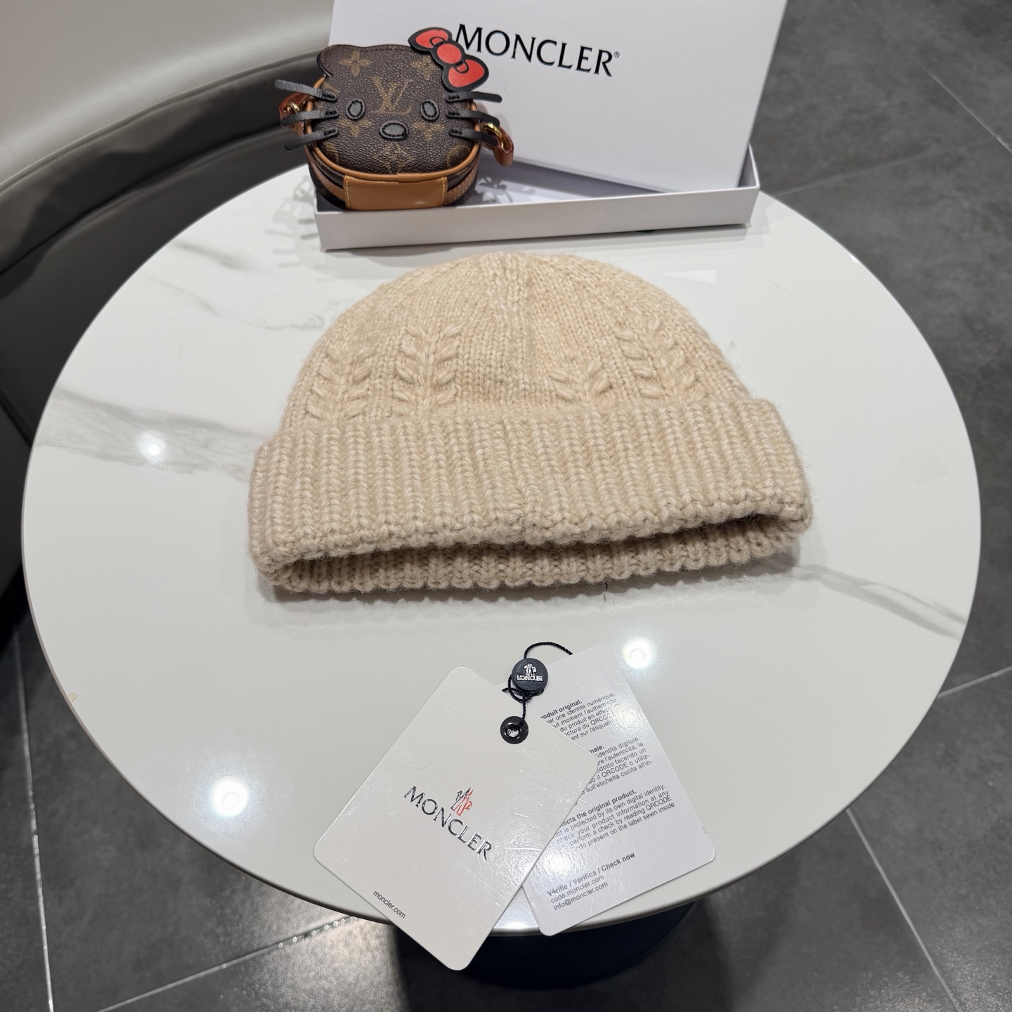 MONCLER蒙口🎩羊毛针织毛线帽，球可拆卸，可隨意搭配，好品质高端大气，超柔软！超火爆💖质感很赞，出街超好搭配！时尚潮