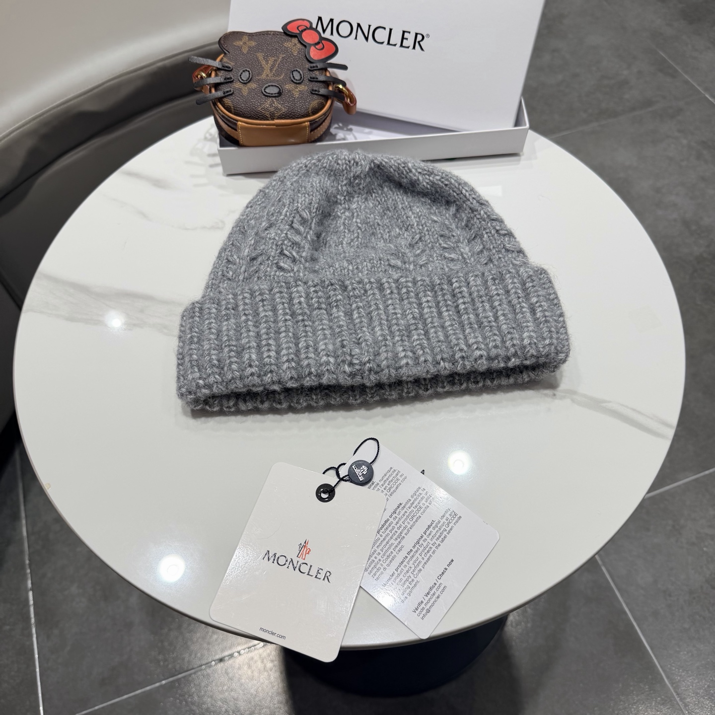 MONCLER蒙口🎩羊毛针织毛线帽，球可拆卸，可隨意搭配，好品质高端大气，超柔软！超火爆💖质感很赞，出街超好搭配！时尚潮