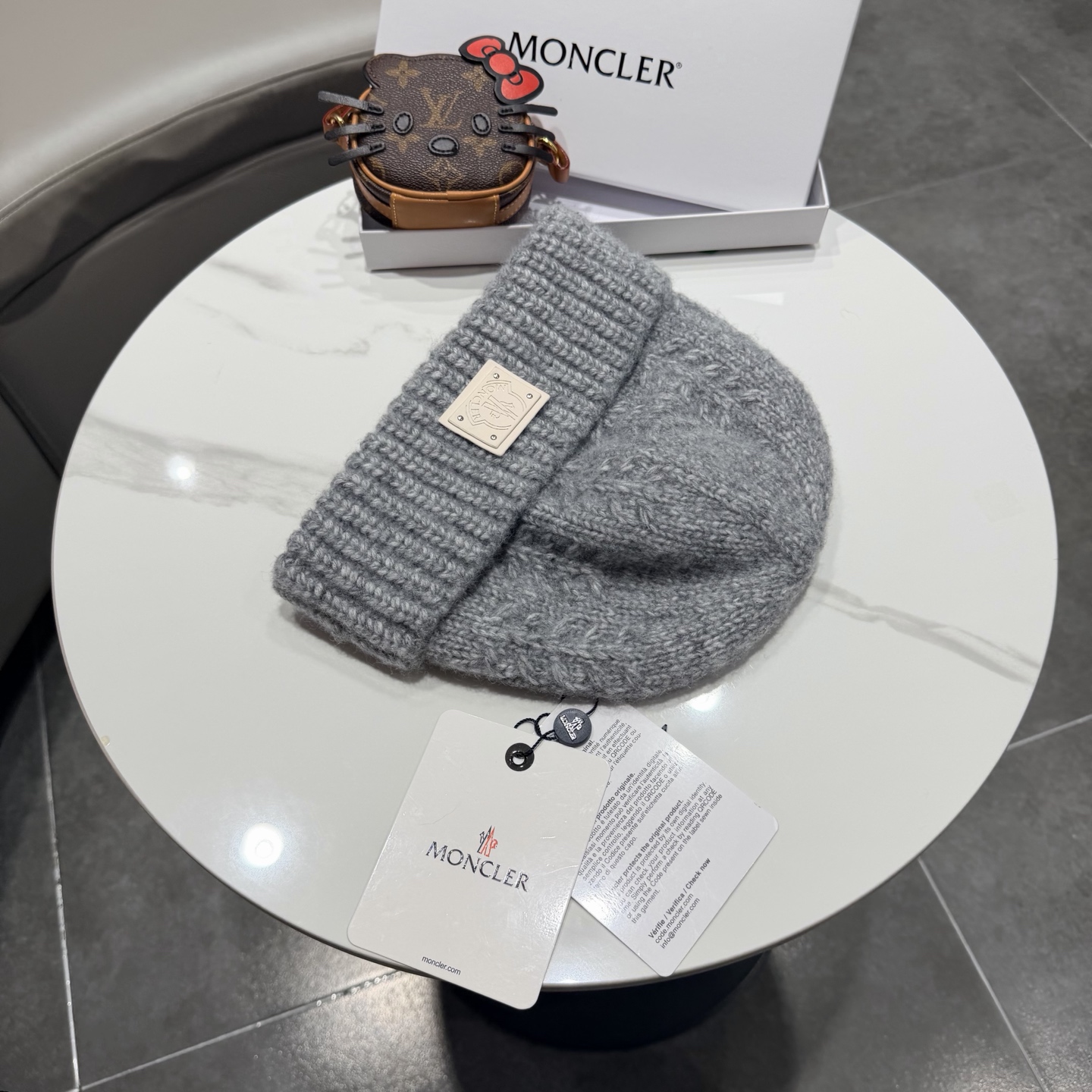 MONCLER蒙口🎩羊毛针织毛线帽，球可拆卸，可隨意搭配，好品质高端大气，超柔软！超火爆💖质感很赞，出街超好搭配！时尚潮