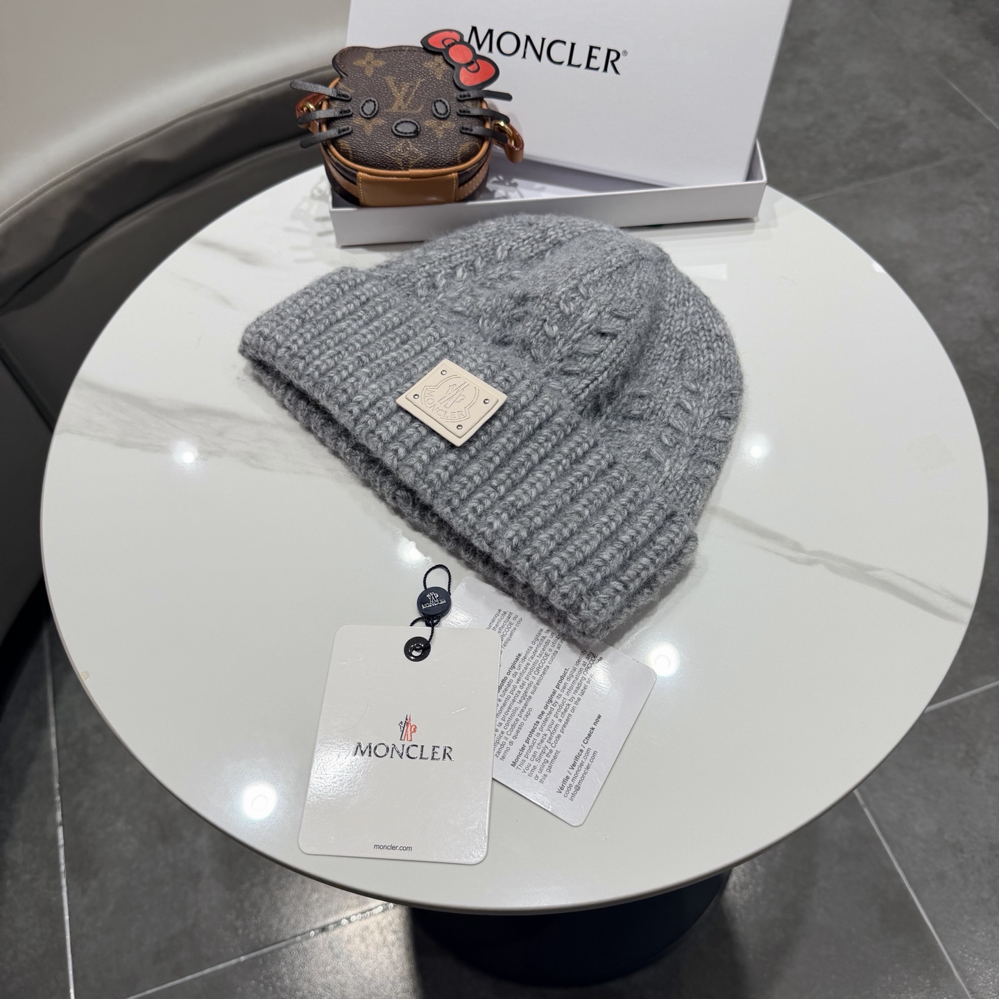 MONCLER蒙口🎩羊毛针织毛线帽，球可拆卸，可隨意搭配，好品质高端大气，超柔软！超火爆💖质感很赞，出街超好搭配！时尚潮