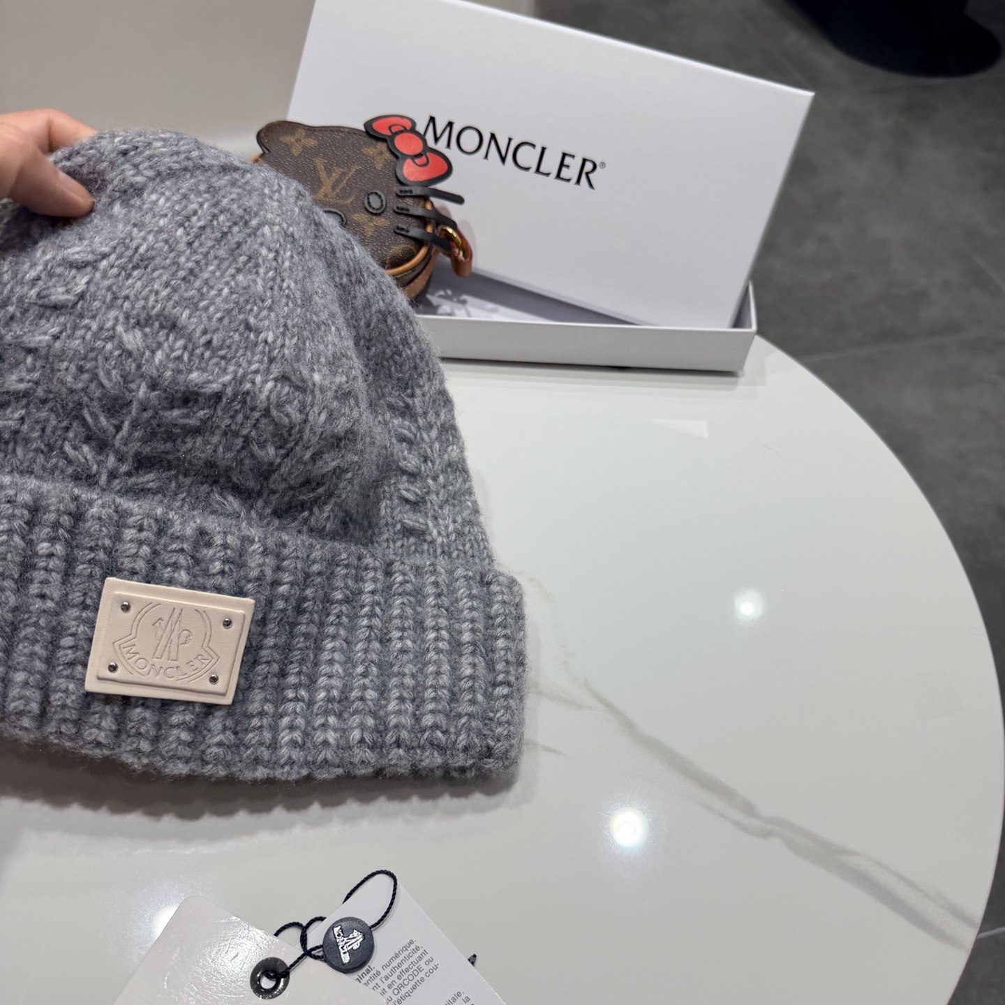 MONCLER蒙口🎩羊毛针织毛线帽，球可拆卸，可隨意搭配，好品质高端大气，超柔软！超火爆💖质感很赞，出街超好搭配！时尚潮