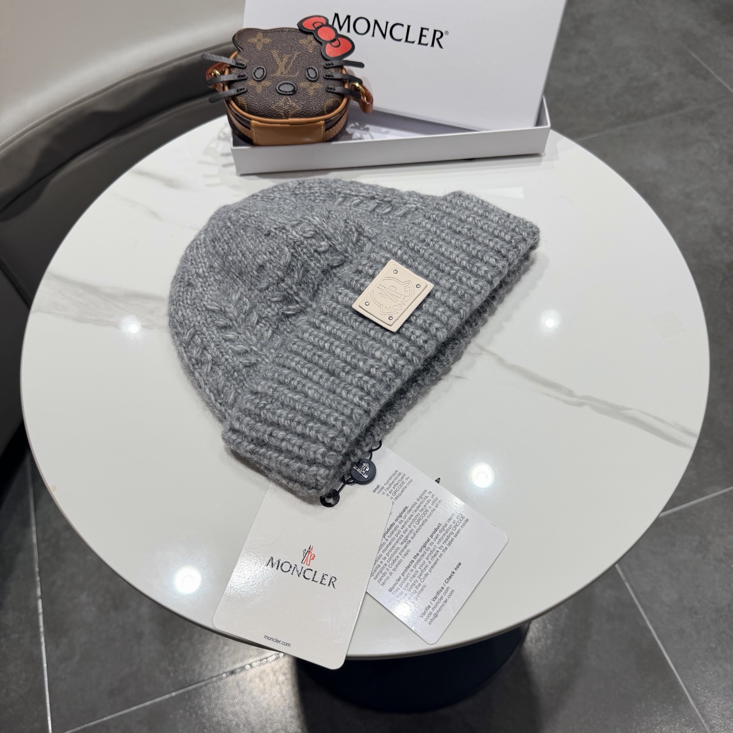 MONCLER蒙口🎩羊毛针织毛线帽，球可拆卸，可隨意搭配，好品质高端大气，超柔软！超火爆💖质感很赞，出街超好搭配！时尚潮