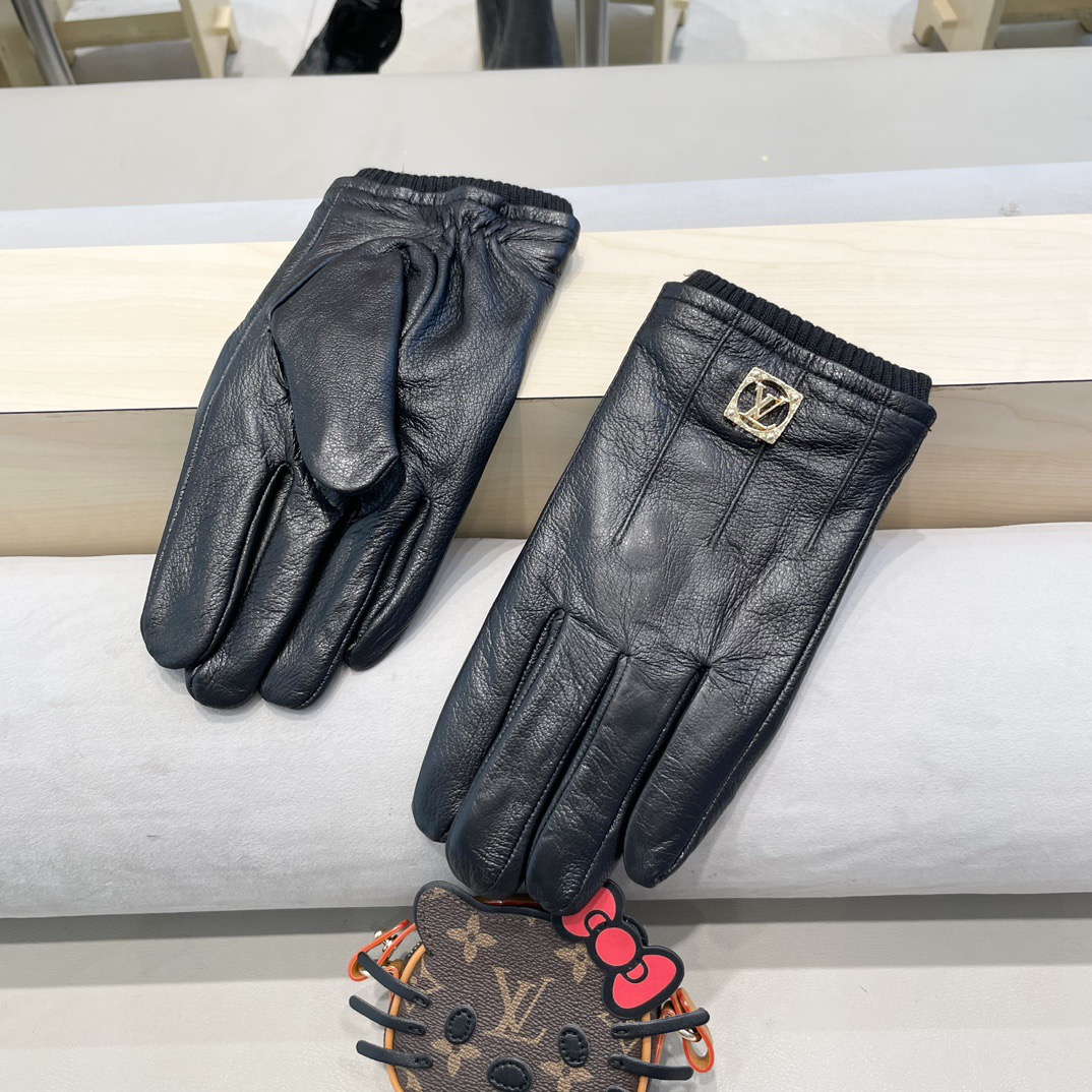 NO:618225,2025 New Exclusive First Touch Screen Gloves Men's Gloves LV Louis Vuitton Men's [Original Quality] The official website synchronizes men's new high-end sheepskin gloves. Don't miss it. 100% imported sheepskin is used. The leather is fine and soft. Look for the imported sheepskin to have a unique feel. Size XL XXL gloves, gloves, louis vuitton, louis vuitton, sheepskin, gloves198609092025新款独家首发触屏手套 男士手套LV路易威登男款【原单品质】官网同步男士新款高档羊皮手套不可错过百分百选用进口羊皮 皮质细腻柔软 认准进口羊皮特有手感 码数XL XXL手套,手套,louis vuitton,louis vuitton,sheepskin,gloves,accessory