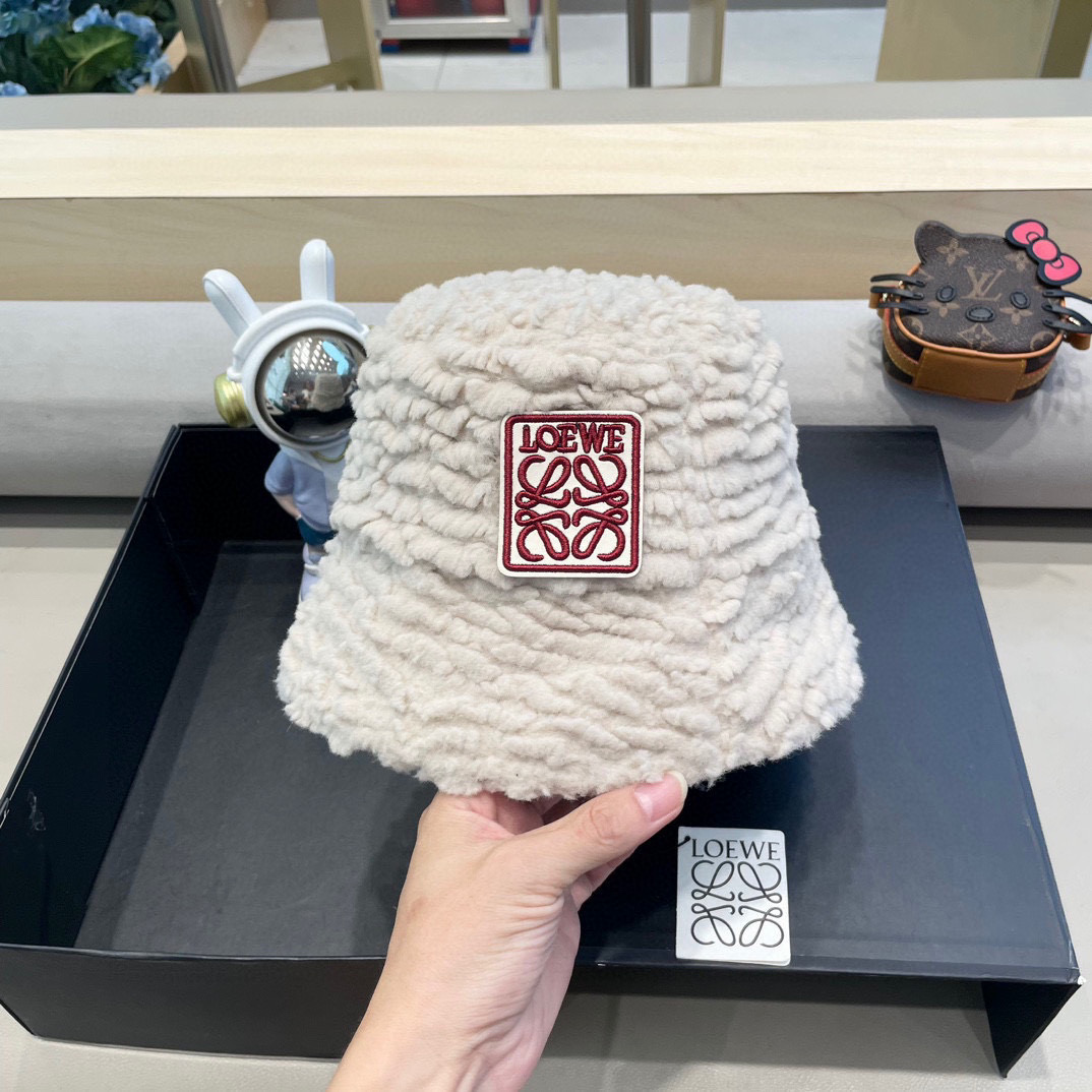 Loew*羊羔毛渔夫帽✔️满满精致的细节让人爱不释手，时髦精们都应有一顶😎定制面料 质感扛扛的