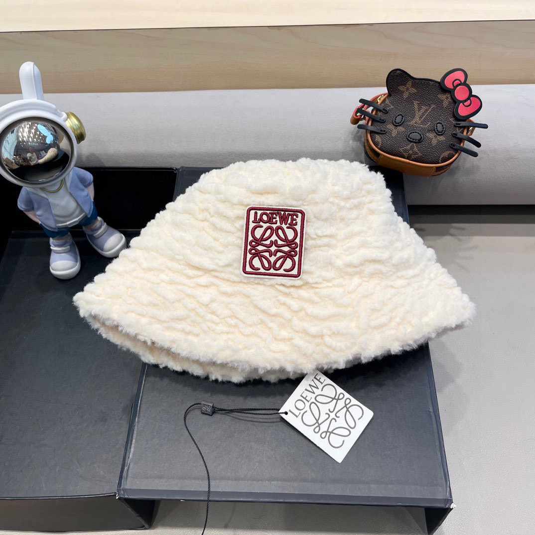 Loew*羊羔毛渔夫帽✔️满满精致的细节让人爱不释手，时髦精们都应有一顶😎定制面料 质感扛扛的